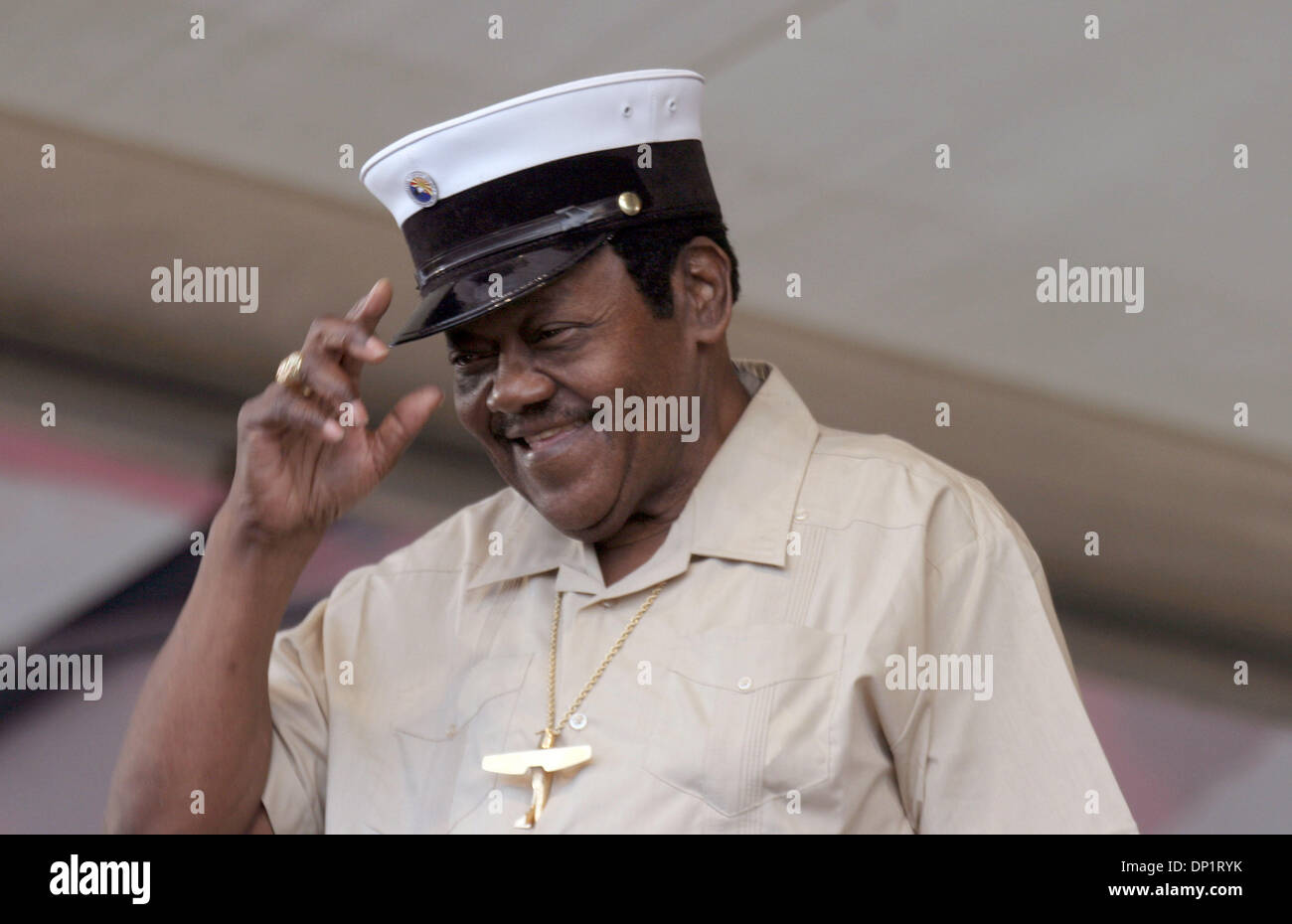 Maggio 07, 2006; New Orleans, LA, Stati Uniti d'America; non era fino a cantare, ma un sofferente Fats Domino ha preso brevemente la tappa domenicale per scusarsi e ringraziare i suoi fan per il loro supporto. Domino ha annullato la sua performance di parecchie ore prima che egli si aspettava di chiudere Jazzfest. Credito: Foto di Marianna giorno Massey/ZUMA premere. (©) Copyright 2006 by Marianna giorno Massey Foto Stock