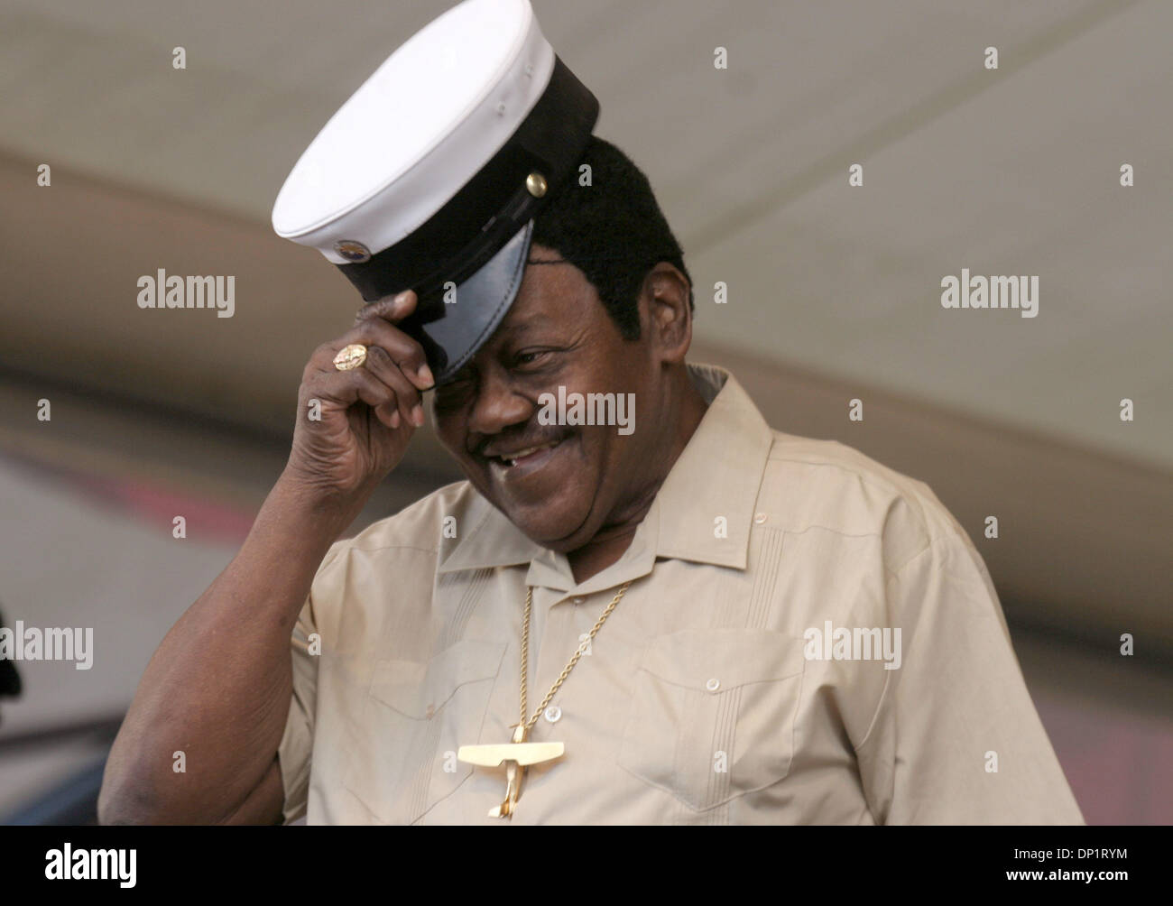 Maggio 07, 2006; New Orleans, LA, Stati Uniti d'America; non era fino a cantare, ma un sofferente Fats Domino ha preso brevemente la tappa domenicale per scusarsi e ringraziare i suoi fan per il loro supporto. Domino ha annullato la sua performance di parecchie ore prima che egli si aspettava di chiudere Jazzfest. Credito: Foto di Marianna giorno Massey/ZUMA premere. (©) Copyright 2006 by Marianna giorno Massey Foto Stock