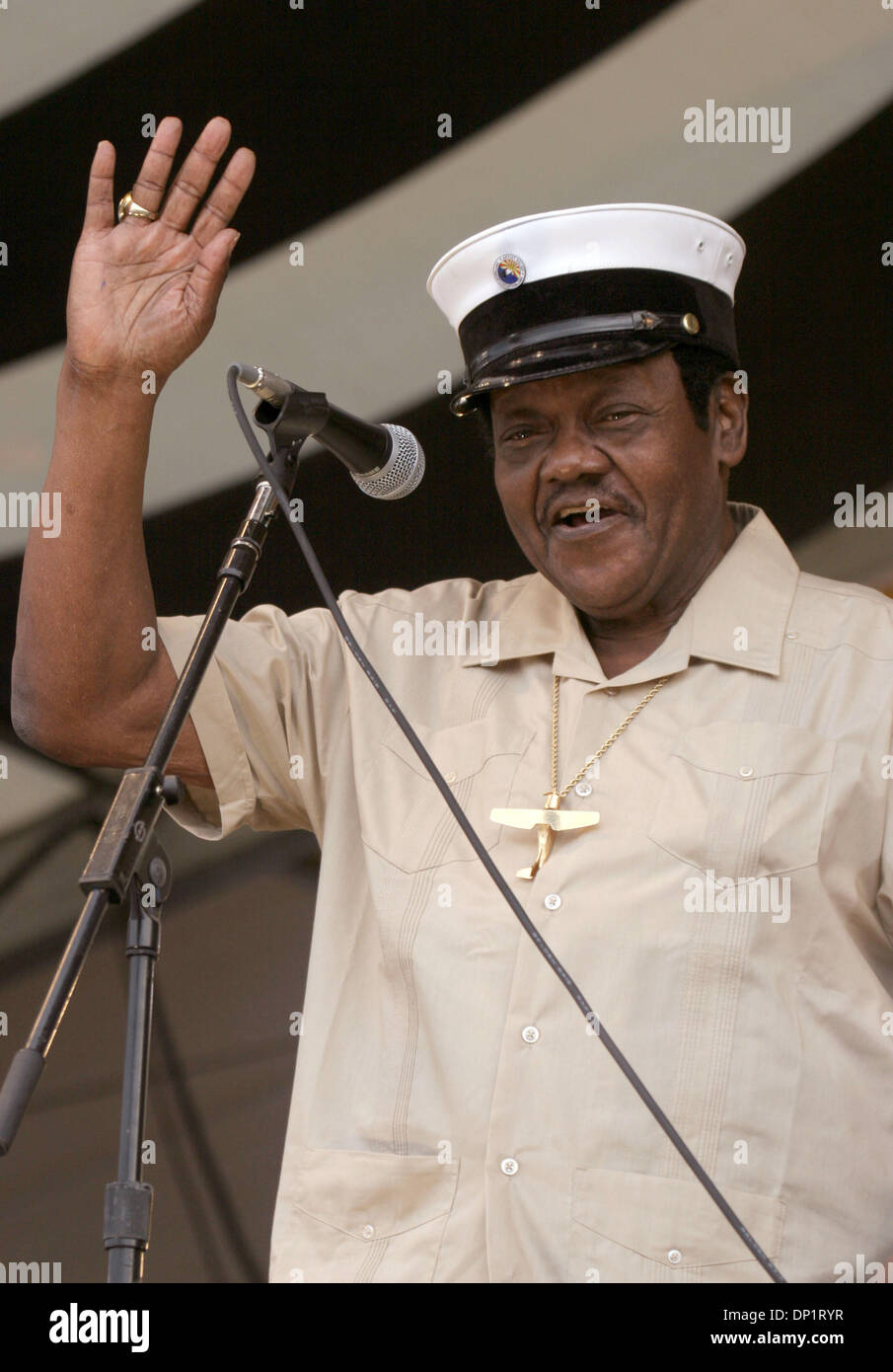 Maggio 07, 2006; New Orleans, LA, Stati Uniti d'America; non era fino a cantare, ma un sofferente Fats Domino ha preso brevemente la tappa domenicale per scusarsi e ringraziare i suoi fan per il loro supporto. Domino ha annullato la sua performance di parecchie ore prima che egli si aspettava di chiudere Jazzfest. Credito: Foto di Marianna giorno Massey/ZUMA premere. (©) Copyright 2006 by Marianna giorno Massey Foto Stock