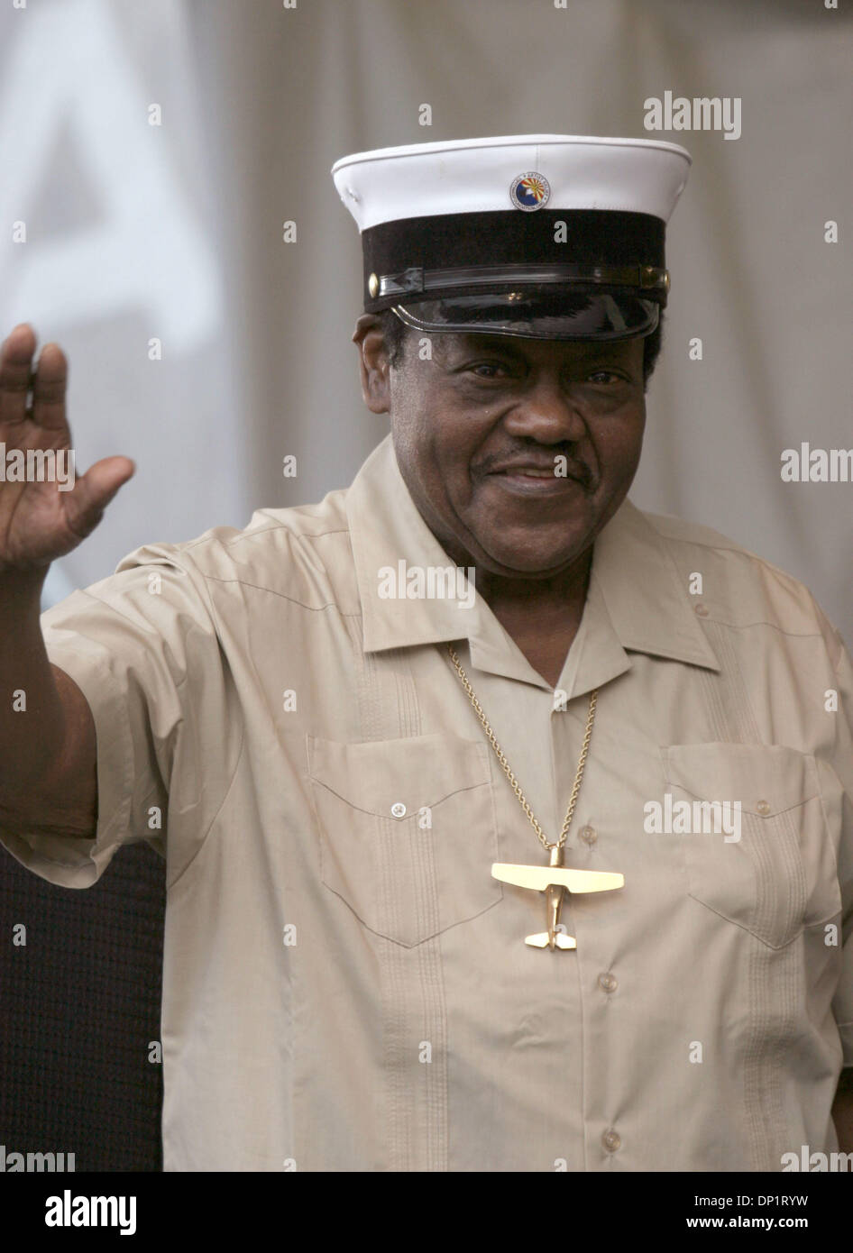Maggio 07, 2006; New Orleans, LA, Stati Uniti d'America; non era fino a cantare, ma un sofferente Fats Domino ha preso brevemente la tappa domenicale per scusarsi e ringraziare i suoi fan per il loro supporto. Domino ha annullato la sua performance di parecchie ore prima che egli si aspettava di chiudere Jazzfest. Credito: Foto di Marianna giorno Massey/ZUMA premere. (©) Copyright 2006 by Marianna giorno Massey Foto Stock