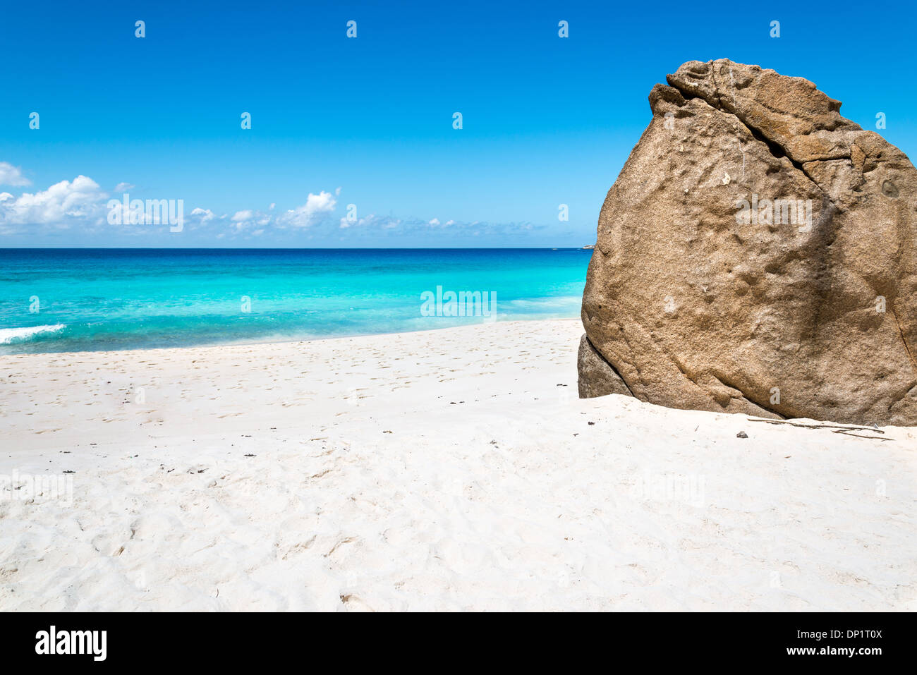 Spiaggia di sabbia bianca con enormi bolder Foto Stock