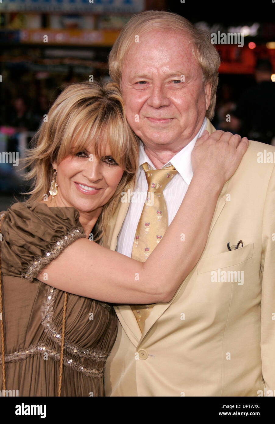 Maggio 10, 2006; Hollywood, California, Stati Uniti d'America; Direttore Wolfgang Petersen & moglie a "Poseidon" Los Angeles Premiere detenute al Mann Chinese Theater. Credito: Foto di Lisa O'Connor/ZUMA premere. (©) Copyright 2006 by Lisa O'Connor Foto Stock