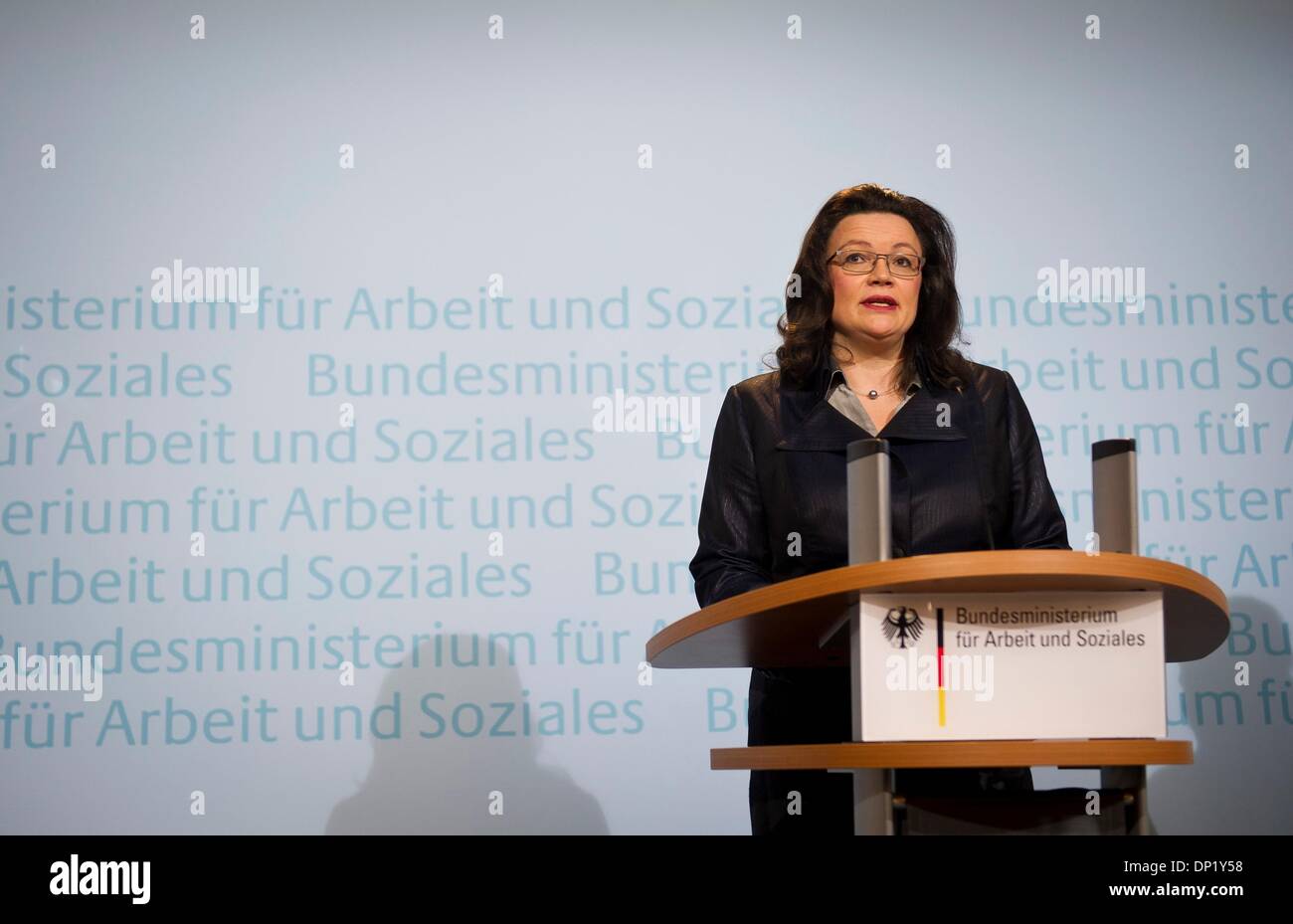 Berlino, Germania. 07Th gen, 2014. Ministro tedesco del lavoro e degli affari sociali Andrea Nahles (SPD) fornisce una dichiarazione sul mercato del lavoro figure di Berlino, Germania, 07 gennaio 2014. Il numero di disoccupati in Germania sono aumentate da 67.000 a 2,873,000. Questo è 33.000 a più di un anno fa. Foto: DANIEL NAUPOLD/dpa/Alamy Live News Foto Stock