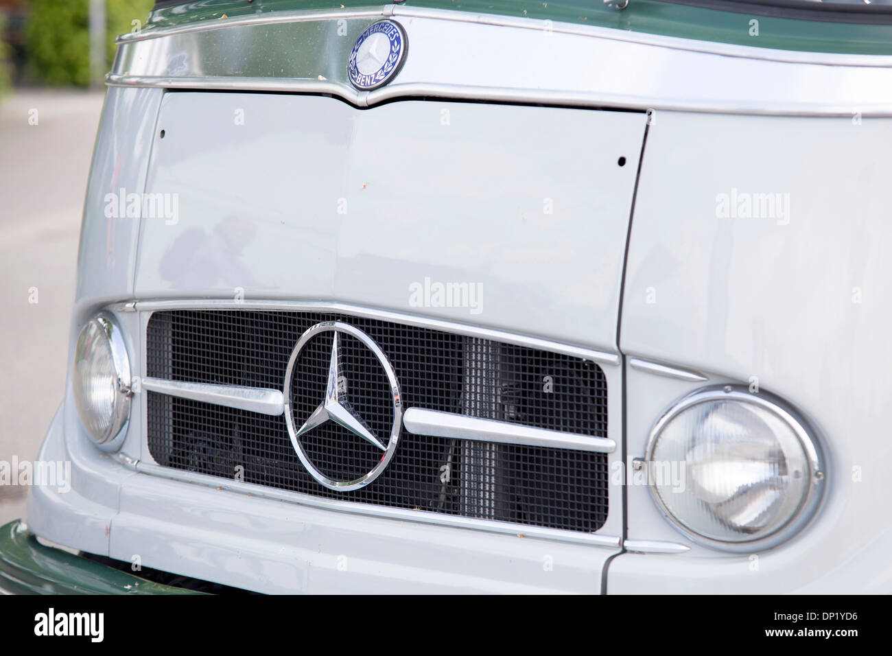 La griglia del radiatore con la stella a tre punte, auto d'epoca, Mercedes Benz O-319, minibus, 1957 Foto Stock