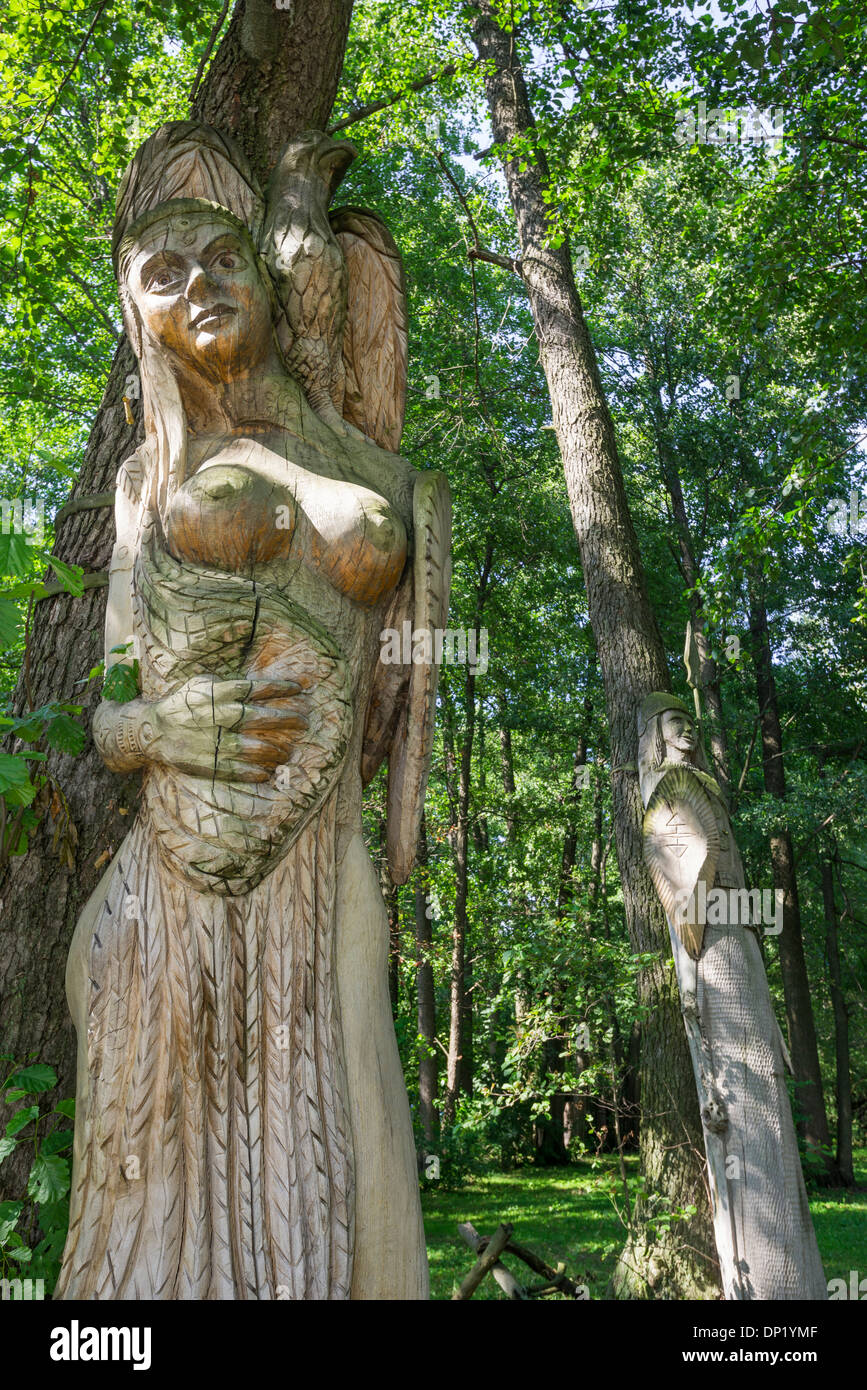 Figura di legno, Mazurski Eden o Masurian Garden of Eden, ricostruzione della cultura galindia, Gmina Ruciane-Nida Foto Stock