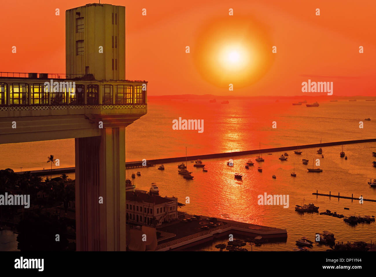 Il Brasile, Bahia: Scenic tramonto al Baía de Todos os Santos con Lacerda ascensore in Salvador da Bahia Foto Stock