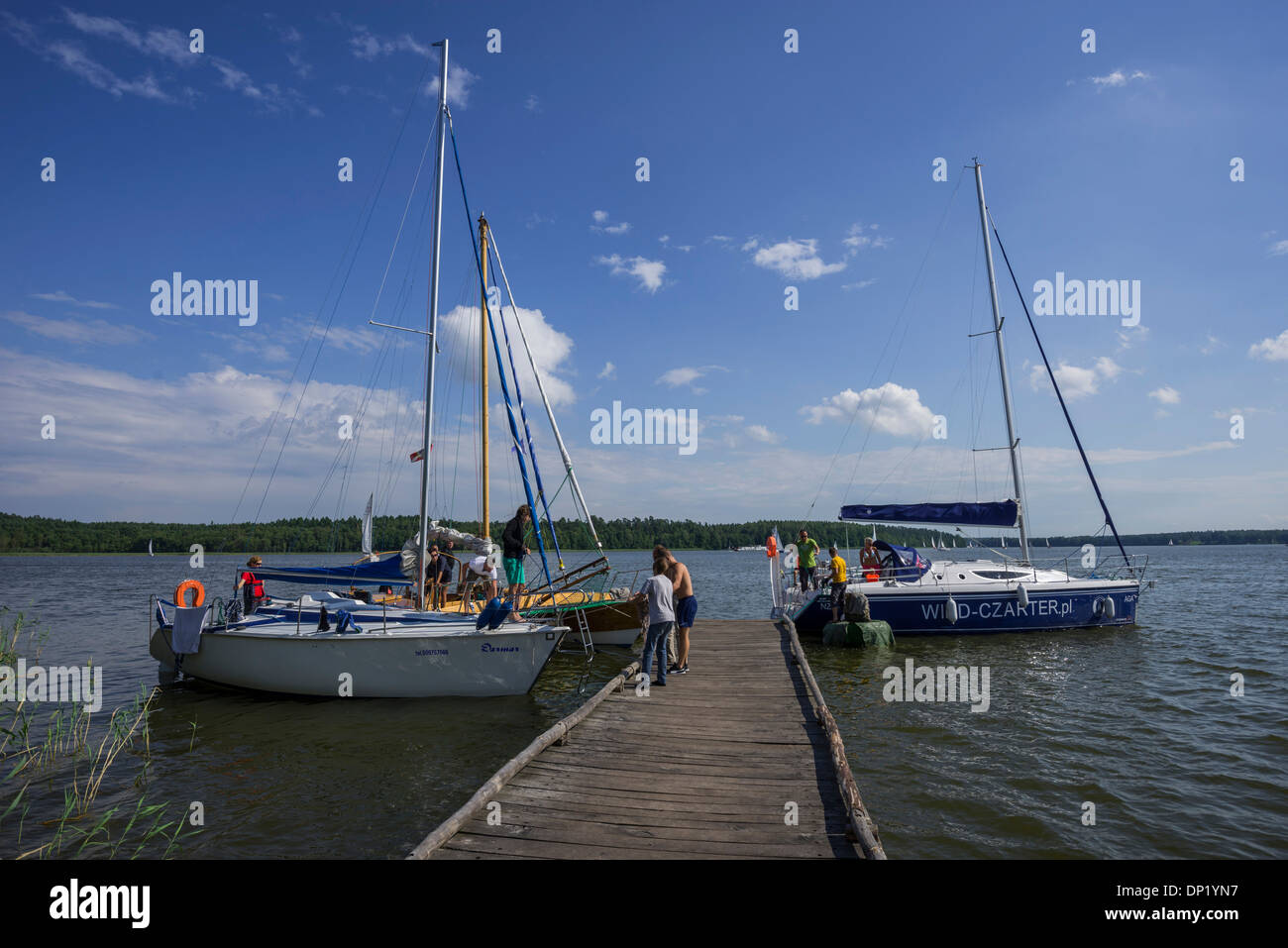 Jetty per barche a vela, vicino Ruciane-Nida, Warmian-Masurian voivodato, Polonia Foto Stock