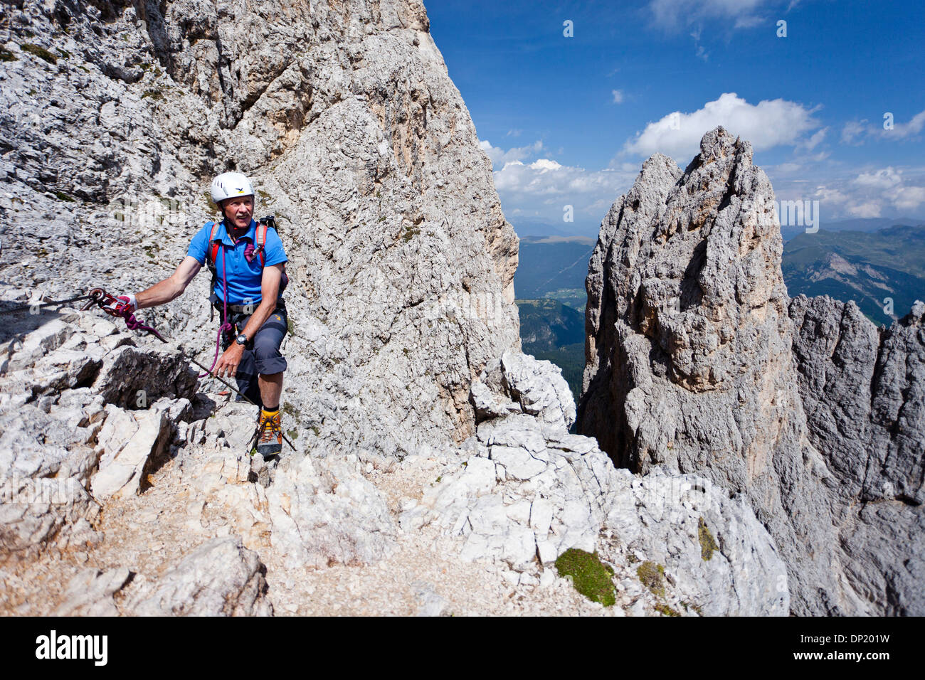 Alpinista Sassopiatto ascendente monte lungo la Oskar-Schuster Stieg arrampicata, Dolomiti, Alto Adige, Italia Foto Stock