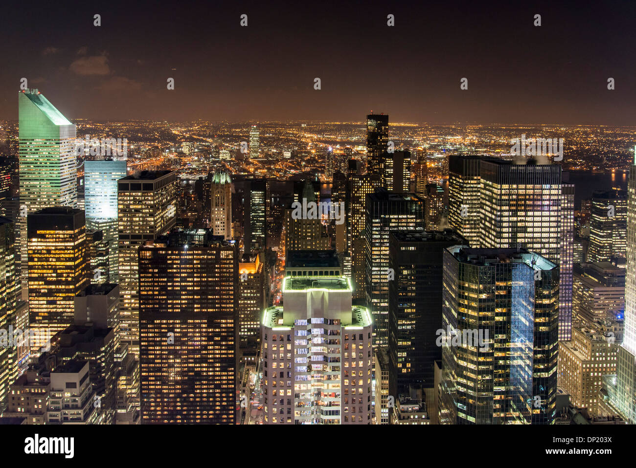Vista dal Rockefeller Center di notte, Manhattan, New York, New York, Stati Uniti d'America Foto Stock