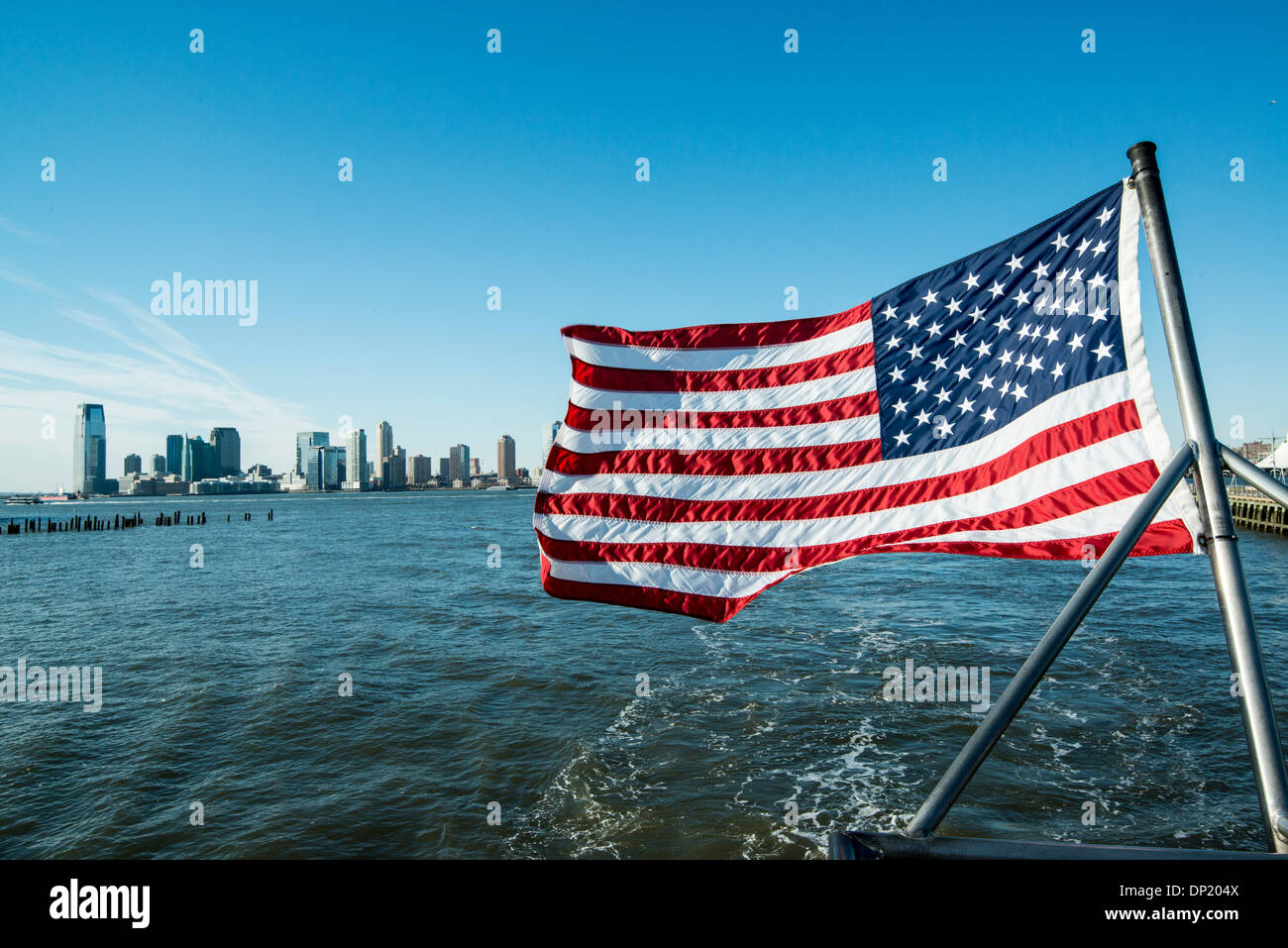 Bandiera degli Stati Uniti, dietro la punta meridionale di Manhattan, New York, New York, Stati Uniti d'America Foto Stock