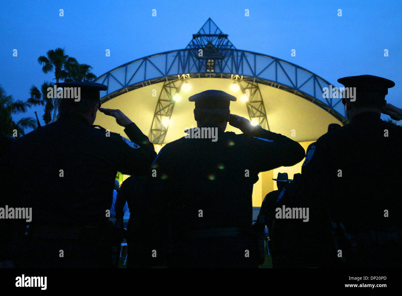 Maggio 12, 2006; West Palm Beach, FL, Stati Uniti d'America; ufficiali omaggio all'inizio dell'ordine fraterno della Polizia di Stato della Florida Lodge District quattro memoriale di servizio detenuti per ufficiali (dalle seguenti province: Palm Beach, Martin, Saint Lucie, Indian River e Okeechobee, nonché membro della Florida ufficiali e noi funzionari del governo) scomparsi. La cerimonia ha avuto luogo a Mey Foto Stock