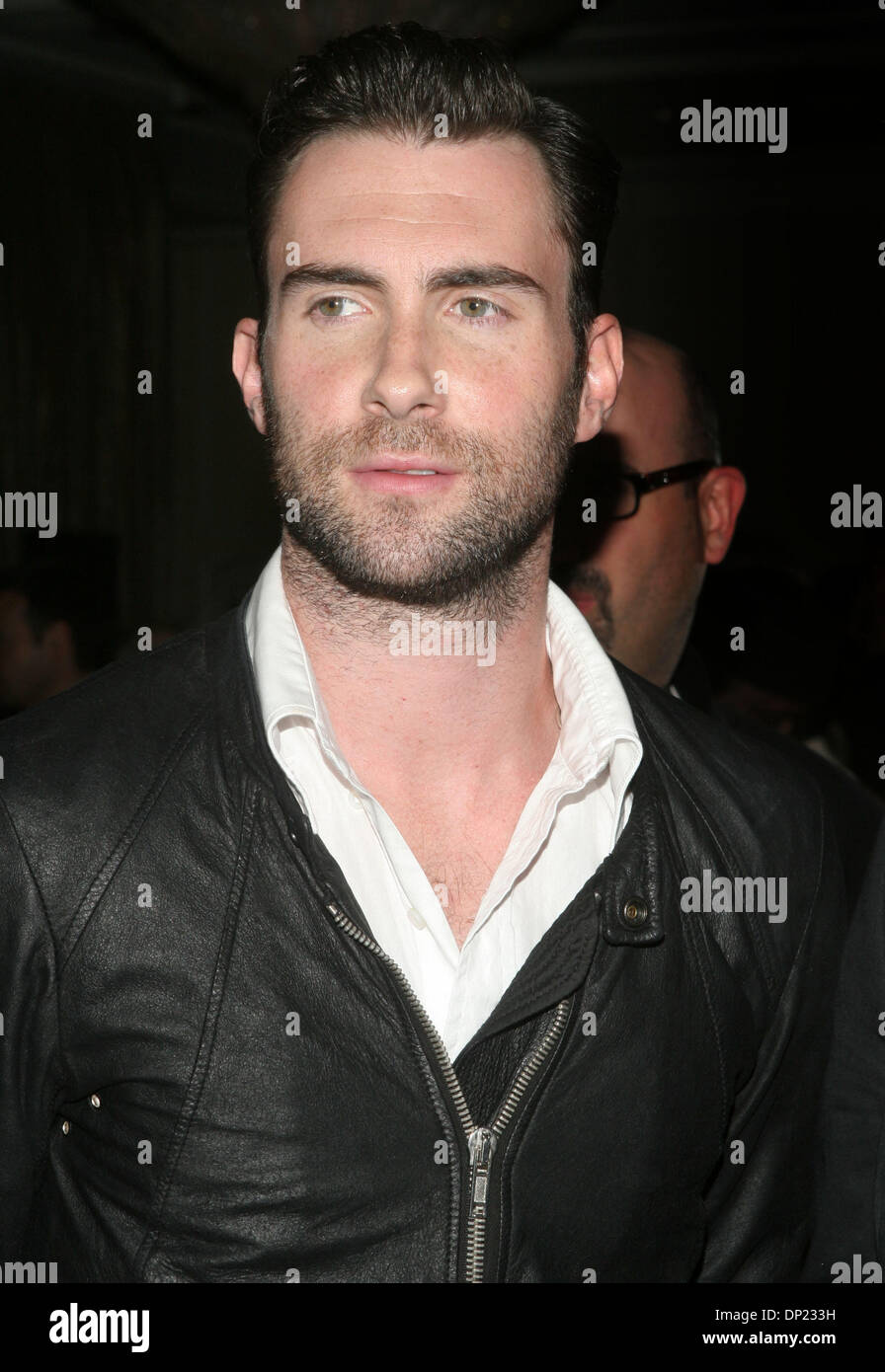 Maggio 16, 2006; Beverly Hills, CA, Stati Uniti d'America; cantante della band Maroon 5 Adam Levine arrivando al 2006 BMI Pop Awards tenutosi presso l'Hotel Regent Beverly Wilshire. Credito: Foto di Marianna giorno Massey/ZUMA premere. (©) Copyright 2006 by Marianna giorno Massey Foto Stock