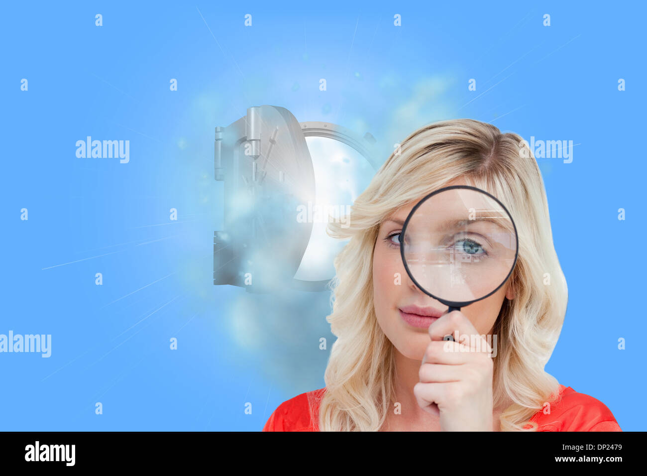 Immagine composita del biondo donna guardando attraverso una lente di ingrandimento Foto Stock