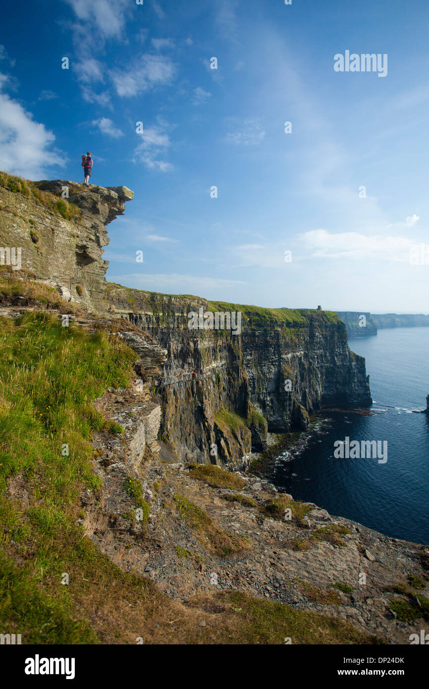 Walker sulle scogliere di Moher sentiero costiero, County Clare, Irlanda. Foto Stock