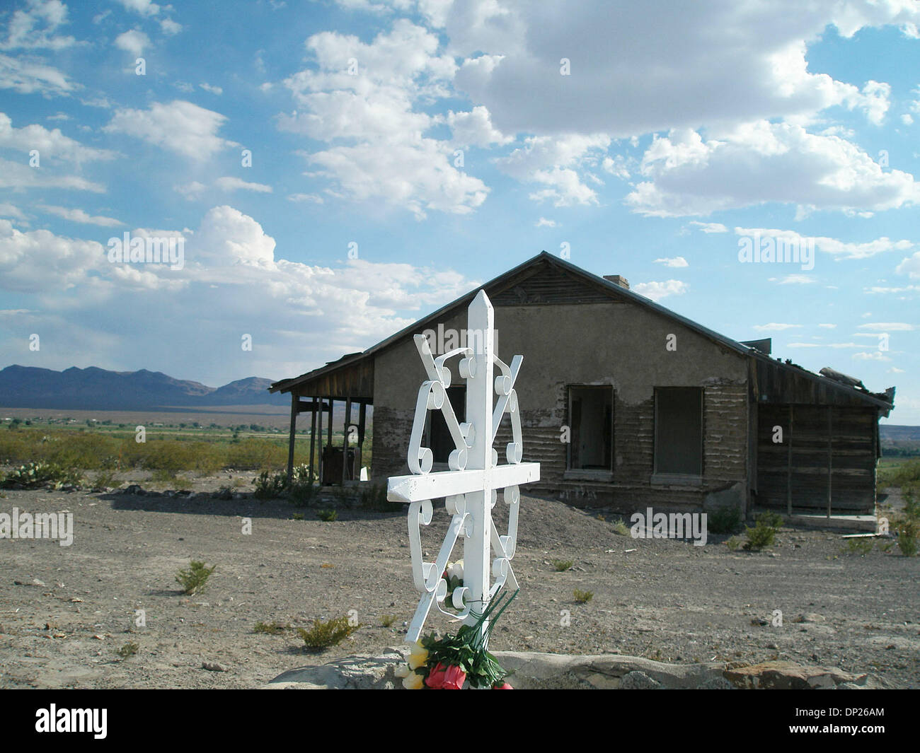 Maggio 18, 2006; Redford, TX, Stati Uniti d'America; un angolo croce di ferro segna il punto nel villaggio di frontiera di Redford dove di alta scuola studente Esequiel Hernandez Jr. è morto il 20 maggio 1997 dopo essere scattato dalla U.S. Marine che serve come un belvedere per gli Stati Uniti Pattuglia di Confine. Credito: Foto di Dane Schiller/San Antonio Express-News/ZUMA premere. (©) Copyright 2006 by San Antonio Express-News Foto Stock