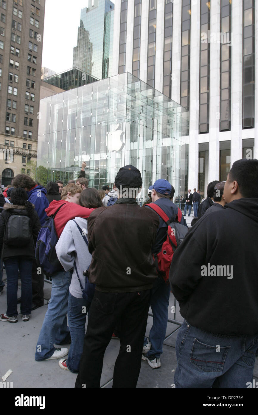 Maggio 19, 2006; New York, NY, STATI UNITI D'AMERICA; 32-piede cubo di vetro ingresso al nuovo Apple store overtowered dal GM Palazzo visto circondato dai clienti in attesa di apertura del negozio Apple Store Fifth Avenue, tra la 58th e la 59th Street in Manhattan. Il nuovo store di Apple è il più grande e il primo negozio che sarà aperto 24/7, 365 giorni l'anno. Credito: Foto di Harald Franzen/Z Foto Stock