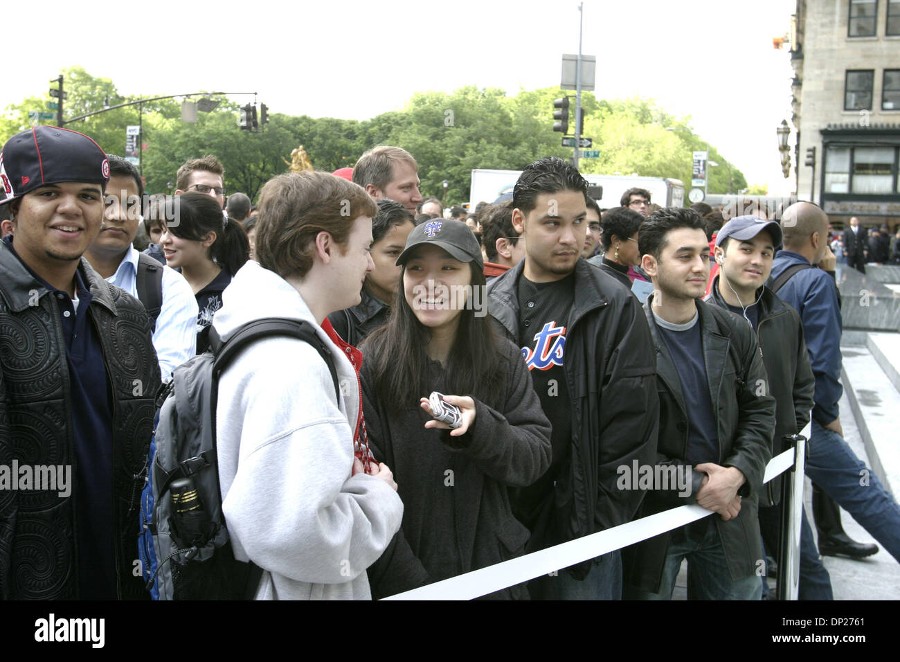 Maggio 19, 2006; New York, NY, STATI UNITI D'AMERICA; 32-piede cubo di vetro ingresso al nuovo Apple store overtowered dal GM Palazzo visto circondato dai clienti in attesa di apertura del negozio Apple Store Fifth Avenue, tra la 58th e la 59th Street in Manhattan. Il nuovo store di Apple è il più grande e il primo negozio che sarà aperto 24/7, 365 giorni l'anno. Credito: Foto di Harald Franzen/Z Foto Stock