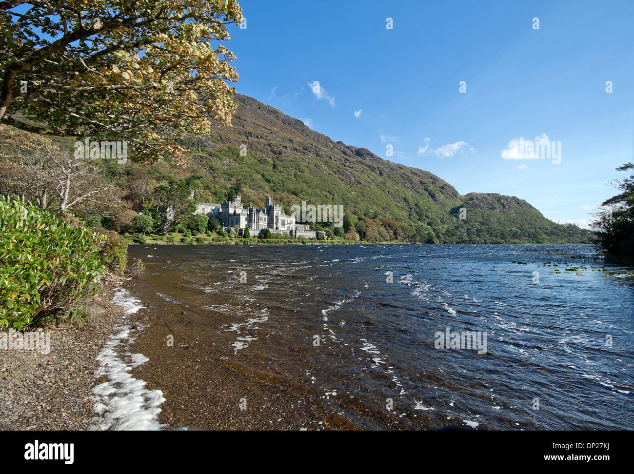 Kylemore Abbey in autunno impostazione, sulle rive del Lough Pollacappul, Kylemore, Connemara, nella contea di Galway, Repubblica di Irlanda Foto Stock