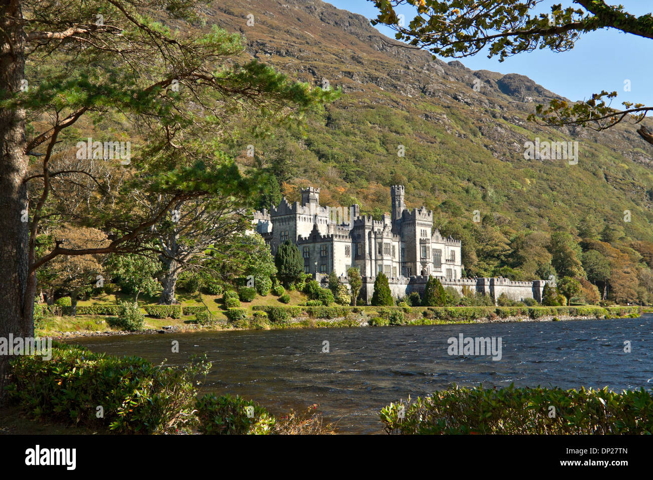 Kylemore Abbey, sulle rive del Lough Pollacappul, Kylemore, Connemara, nella contea di Galway, Repubblica di Irlanda Foto Stock