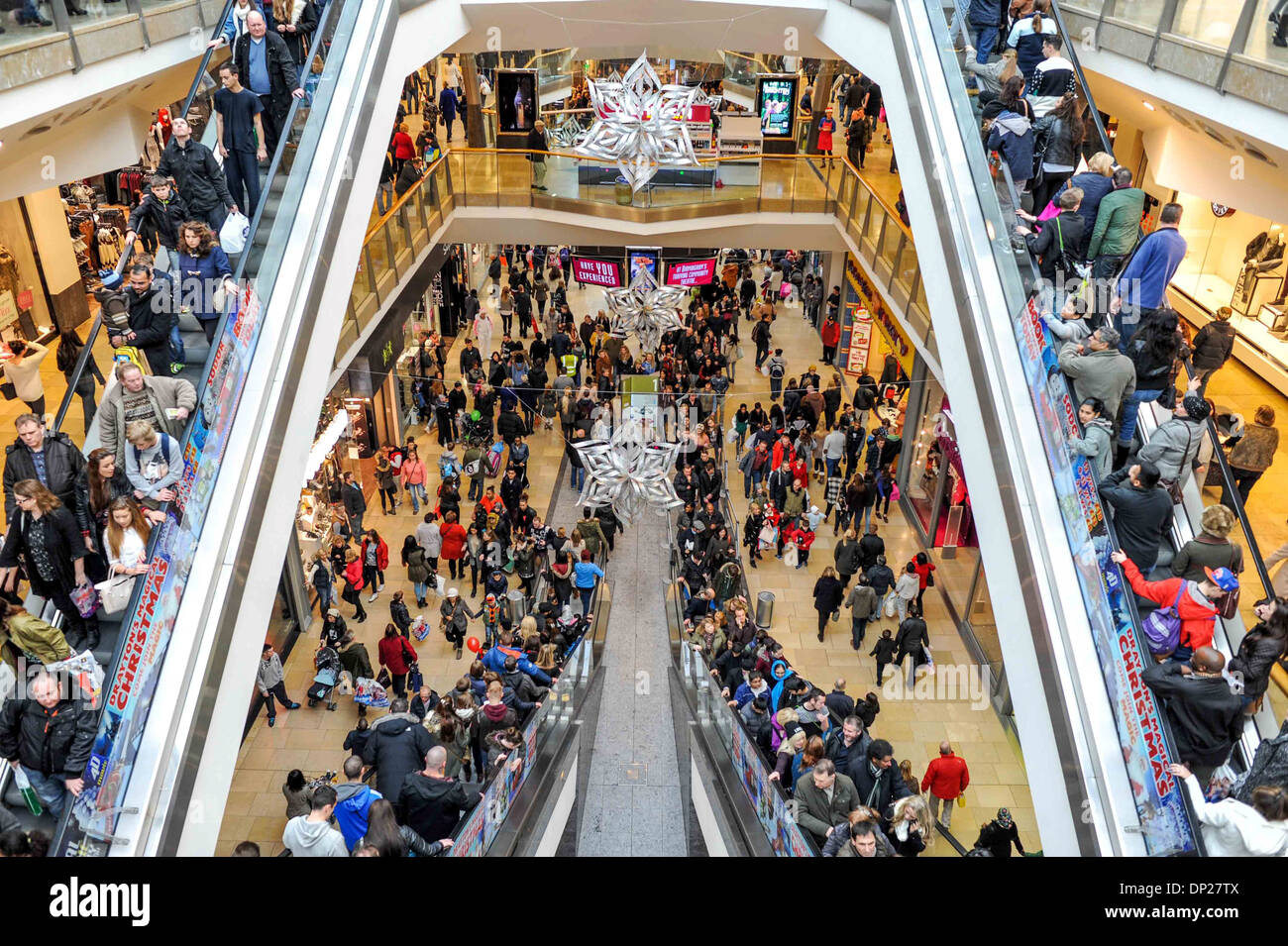 La folla degli acquirenti alla ricerca di regali di Natale nel Centro Commerciale per lo shopping Bullring Foto Stock