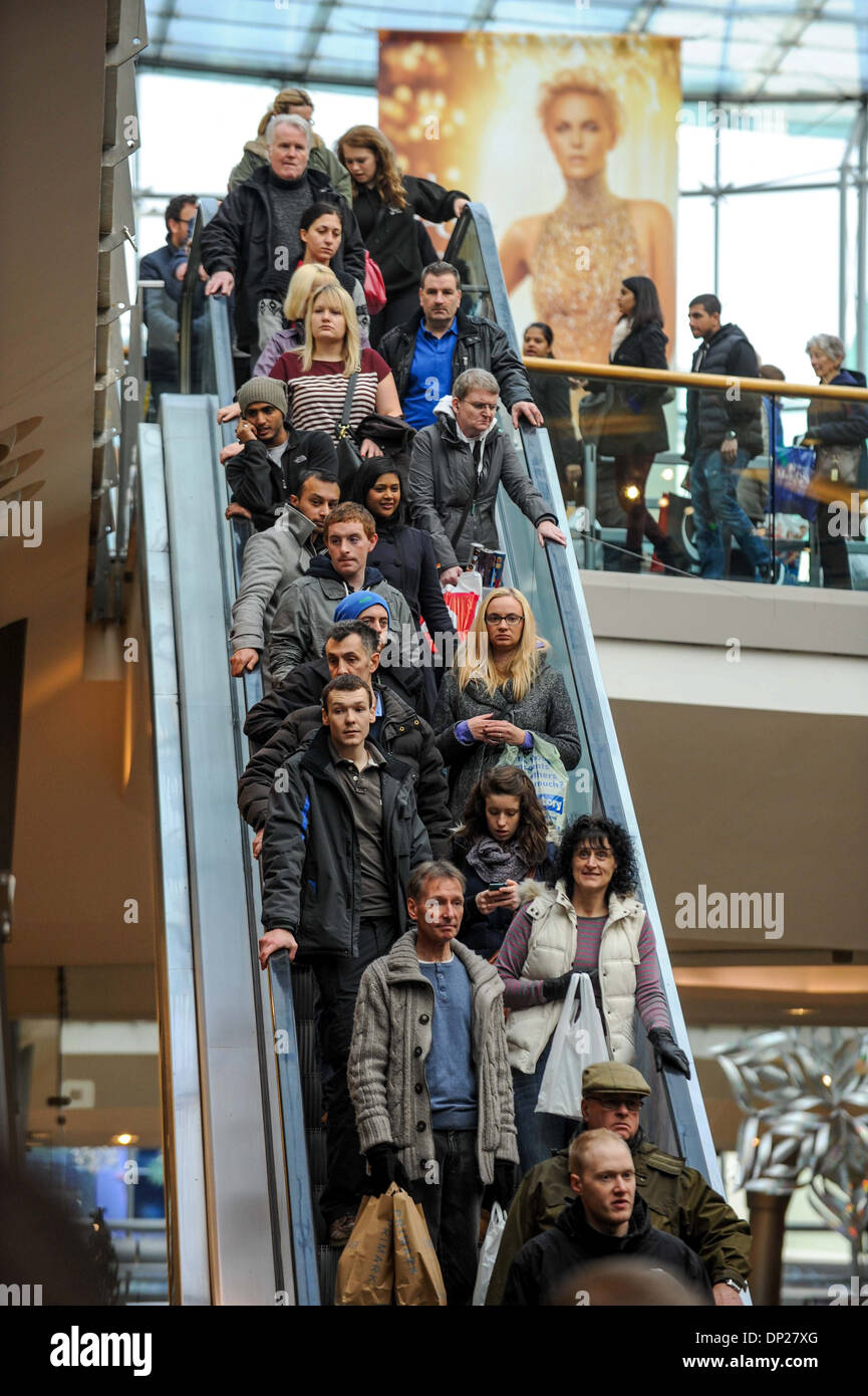 La folla degli acquirenti alla ricerca di regali di Natale nel Centro Commerciale per lo shopping Bullring Foto Stock