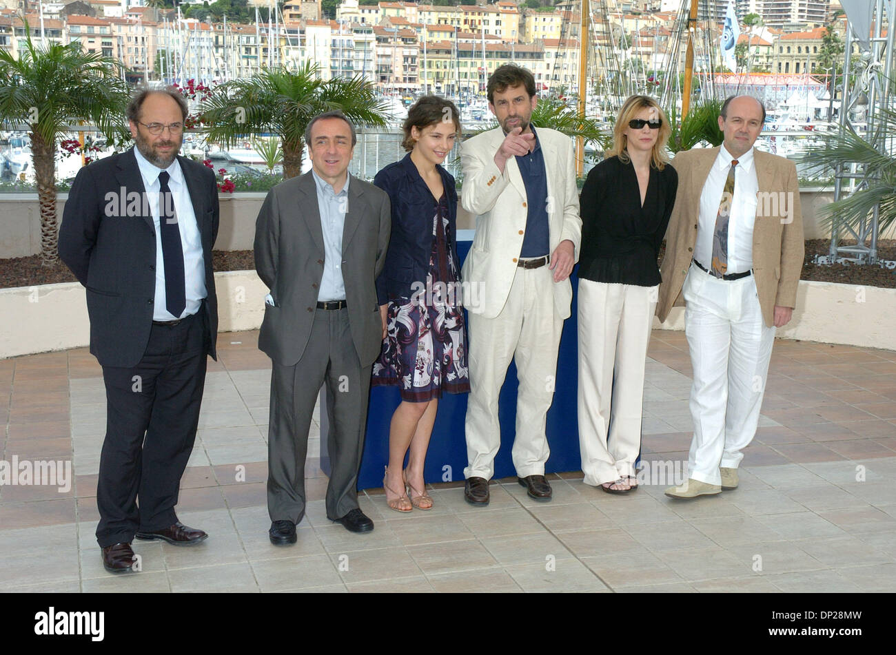 Maggio 22, 2006; Cannes, Francia; SILVIO ORLANDO, JASMINE TRINCA NANNI MORETTI, Margherita Buy e Elio De Capitani al 'Il Caimano' Photocall alla 59a Cannes Film Festival. Credito: Foto di Frederic Injimbert/ZUMA premere. (©) Copyright 2006 by Frederic Injimbert Foto Stock