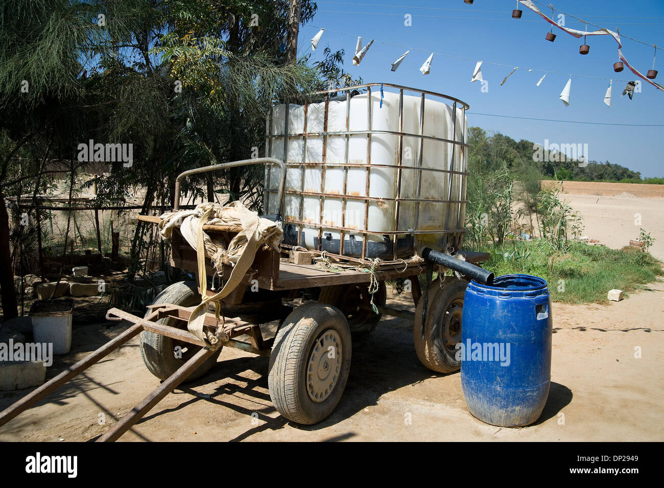 Una famiglia senza acqua corrente è di utilizzare serbatoi d'acqua. Foto Stock