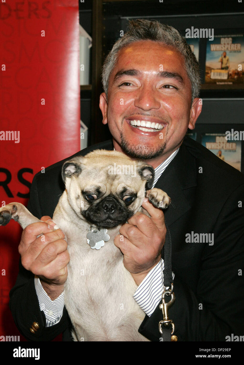 Maggio 23, 2006; New York, NY, STATI UNITI D'AMERICA; Cesar Millan "Dog Whisperer" promuove il suo nuovo DVD e incontra i fan & cani alle frontiere libri Columbus Circle. Credito: Foto di Nancy Kaszerman/ZUMA premere. (©) Copyright 2006 by Nancy Kaszerman Foto Stock