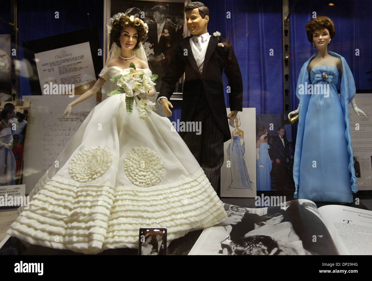 Maggio 23, 2006; Clermont, FL, Stati Uniti d'America; miniature sono una grande parte della mostra presso la casa dei presidenti in Clermont. Qui, una visualizzazione in miniatura delle mode e il Kennedys mostra Jacqueline Kennedy durante il suo 1953 matrimonio al senatore John F. Kennedy. Credito: Foto di David Spencer/Palm Beach post/ZUMA premere. (©) Copyright 2006 da Palm Beach post Foto Stock