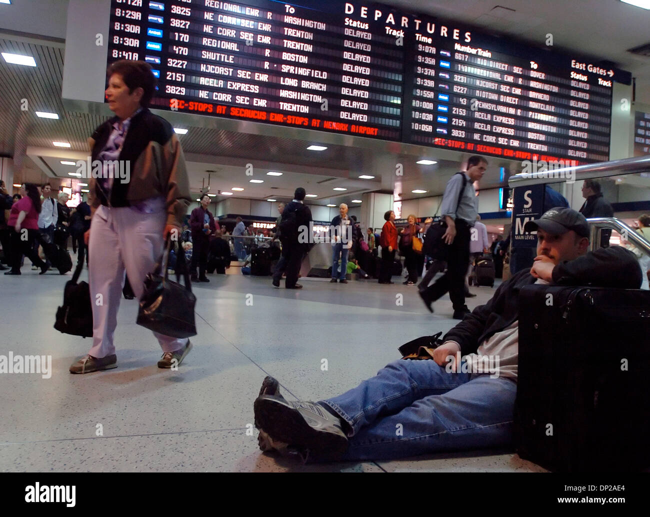 Maggio 25, 2006; Manhattan, NY, STATI UNITI D'AMERICA; New York Papers. " Commuter " Roger Pershing, 32, del Queens si siede con il suo bagaglio come egli attende un treno a Pittsburgh per i suoi cugini matrimonio. Le interruzioni di alimentazione lungo il corridoio nord-est di Amtrak e New Jersey Transit Train lines si arresta servizio del treno e dei trefoli migliaia di pendolari. Il potere è stato restaurato circa 10,30 più di due ore Foto Stock