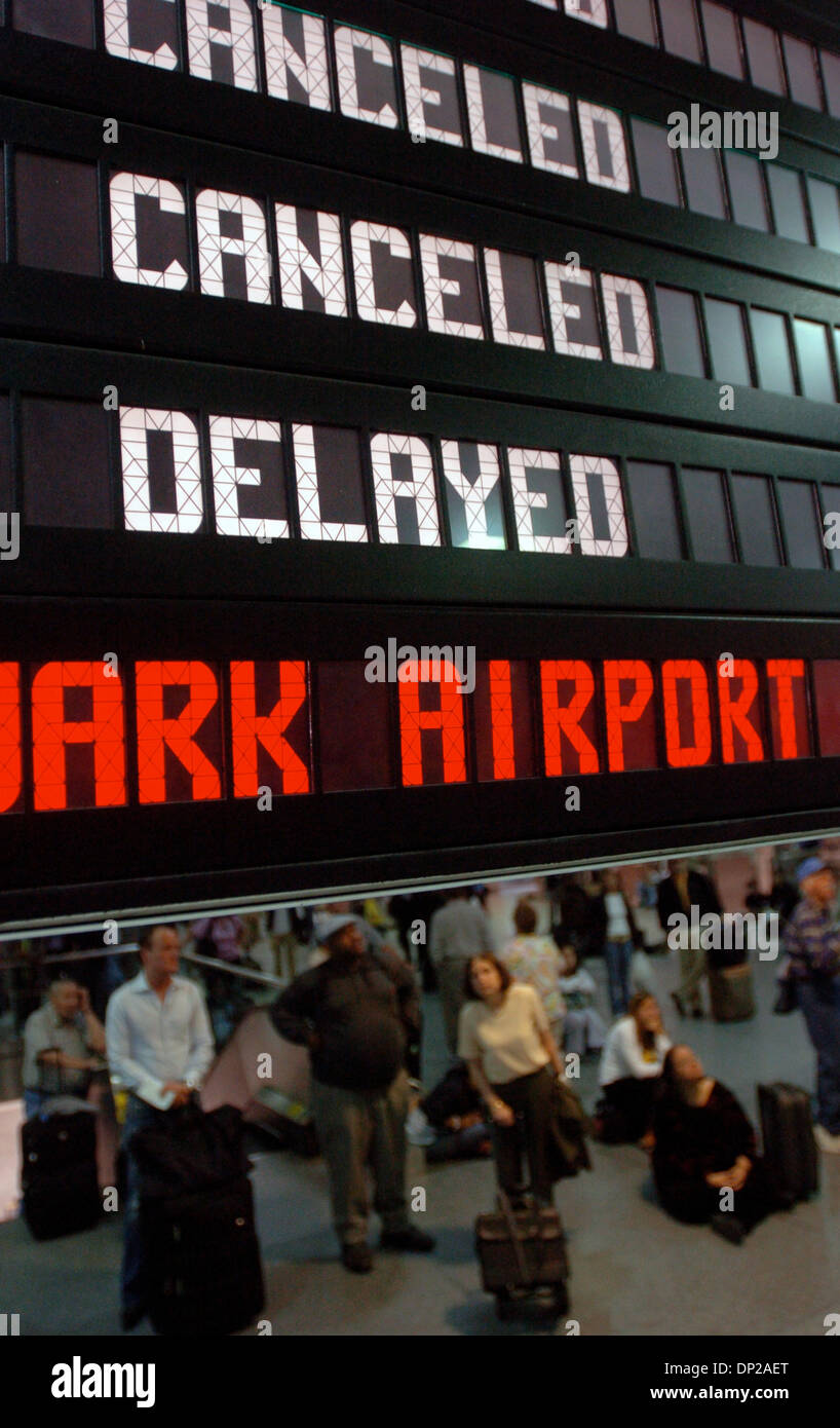 Maggio 25, 2006; Manhattan, NY, STATI UNITI D'AMERICA; New York Papers. Le partenze di Amtrak pensione a Penn Station indica ritardi e cancellazioni come una interruzione di alimentazione lungo il corridoio nord-est di Amtrak e New Jersey Transit Train lines si arresta servizio del treno e dei trefoli migliaia di pendolari. Il potere è stato restaurato circa 10,30 più di due ore dopo l'interruzione. Credito: Foto Foto Stock