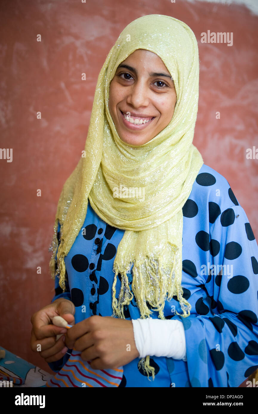 Bilbeis, Egitto: giovane donna egiziana a lavorare come sarta a casa per Sekem azienda al fine di avere un po' di reddito Foto Stock