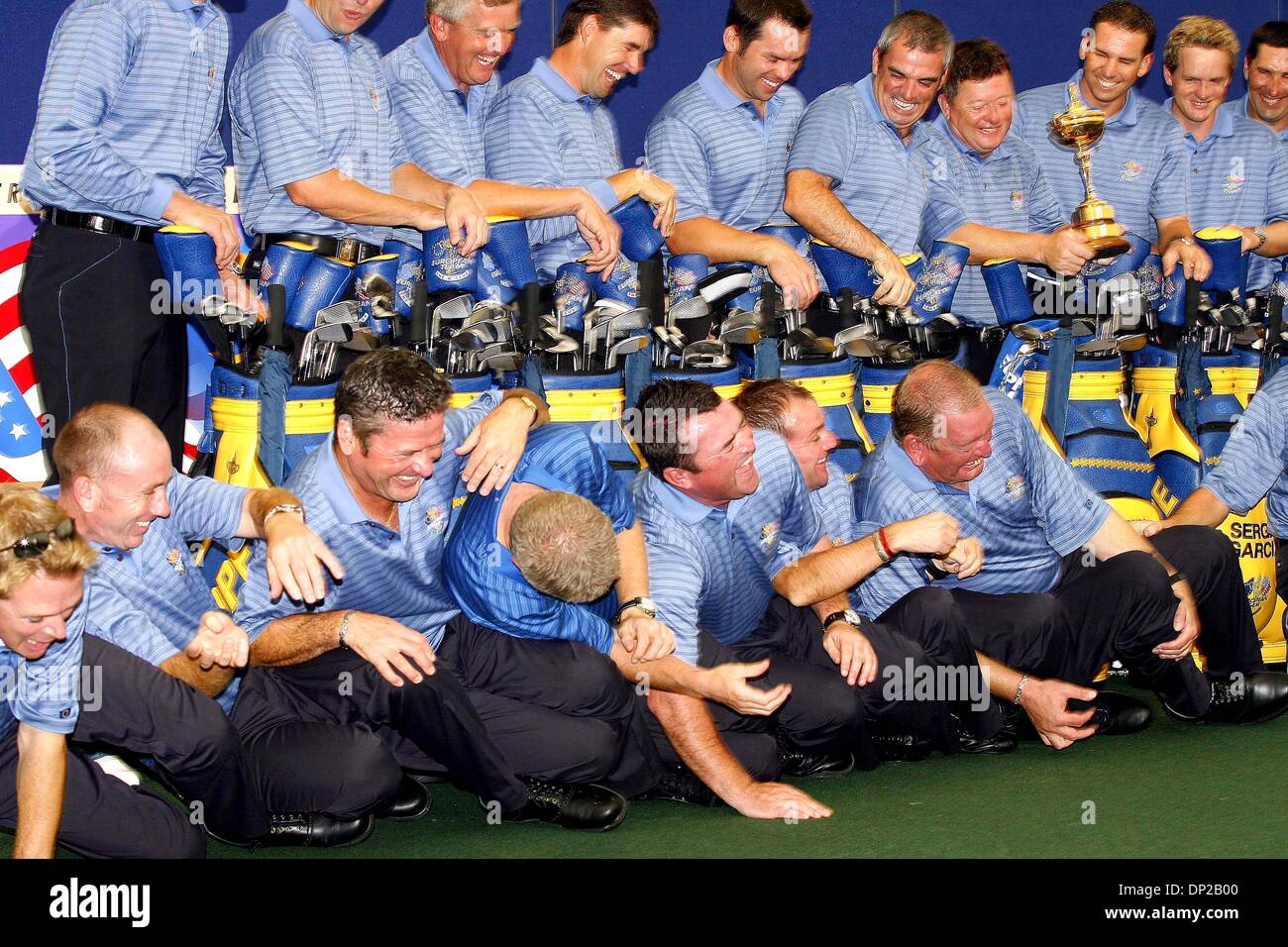 Sett. 21, 2006 - il K Club,Straffan, nella contea di Kildare, Irlanda - K49948.caddie capovolto durante il PHOTOCALL.TEAM EUROPEO PHOTOCALL.2006 RYDER CUP. RICHARD VENDITORI / / 2006(Immagine di credito: © Globo foto/ZUMAPRESS.com) Foto Stock