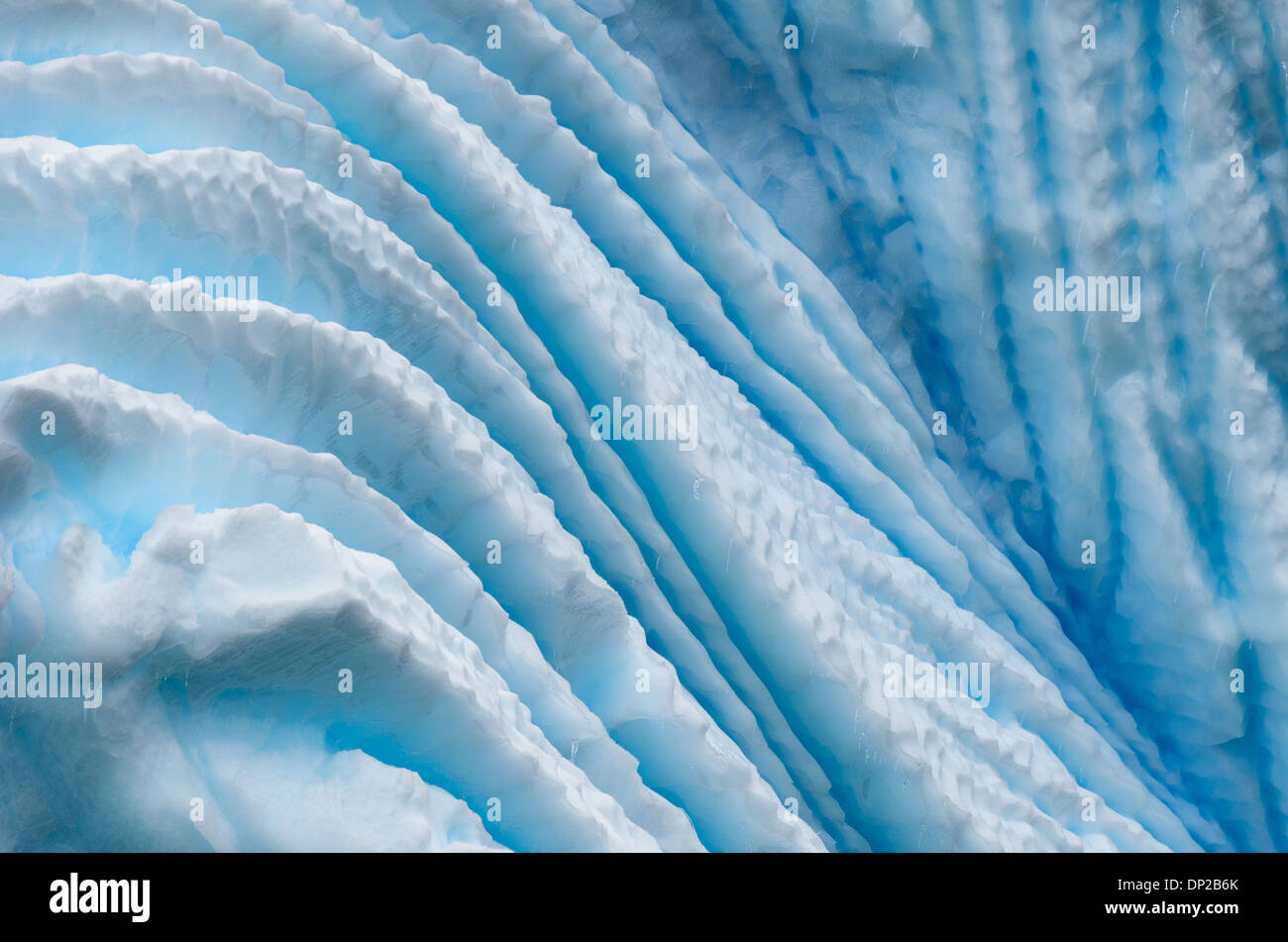Antartide - profonde scanalature nel lato di un blu iceberg appena al di fuori della penisola antartica. Le scanalature sono creati da aria compressa la fuoriuscita di bolle come un iceberg si scioglie lentamente. Foto Stock