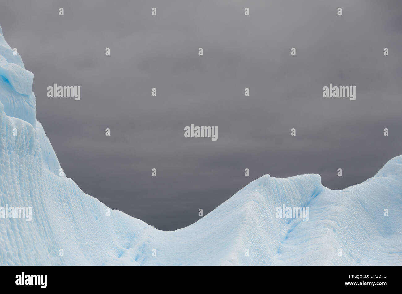 Antartide - forme intricate intagliato in un iceberg Antartico vicino a galleggiante due Hummock Isola, l'Antartide. Foto Stock
