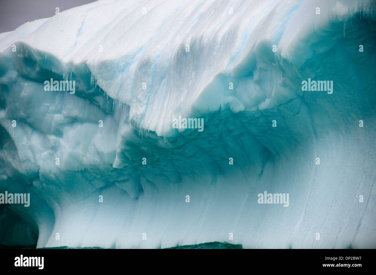 Antartide - forme intricate intagliato in un iceberg Antartico vicino a galleggiante due Hummock Isola, l'Antartide. Foto Stock