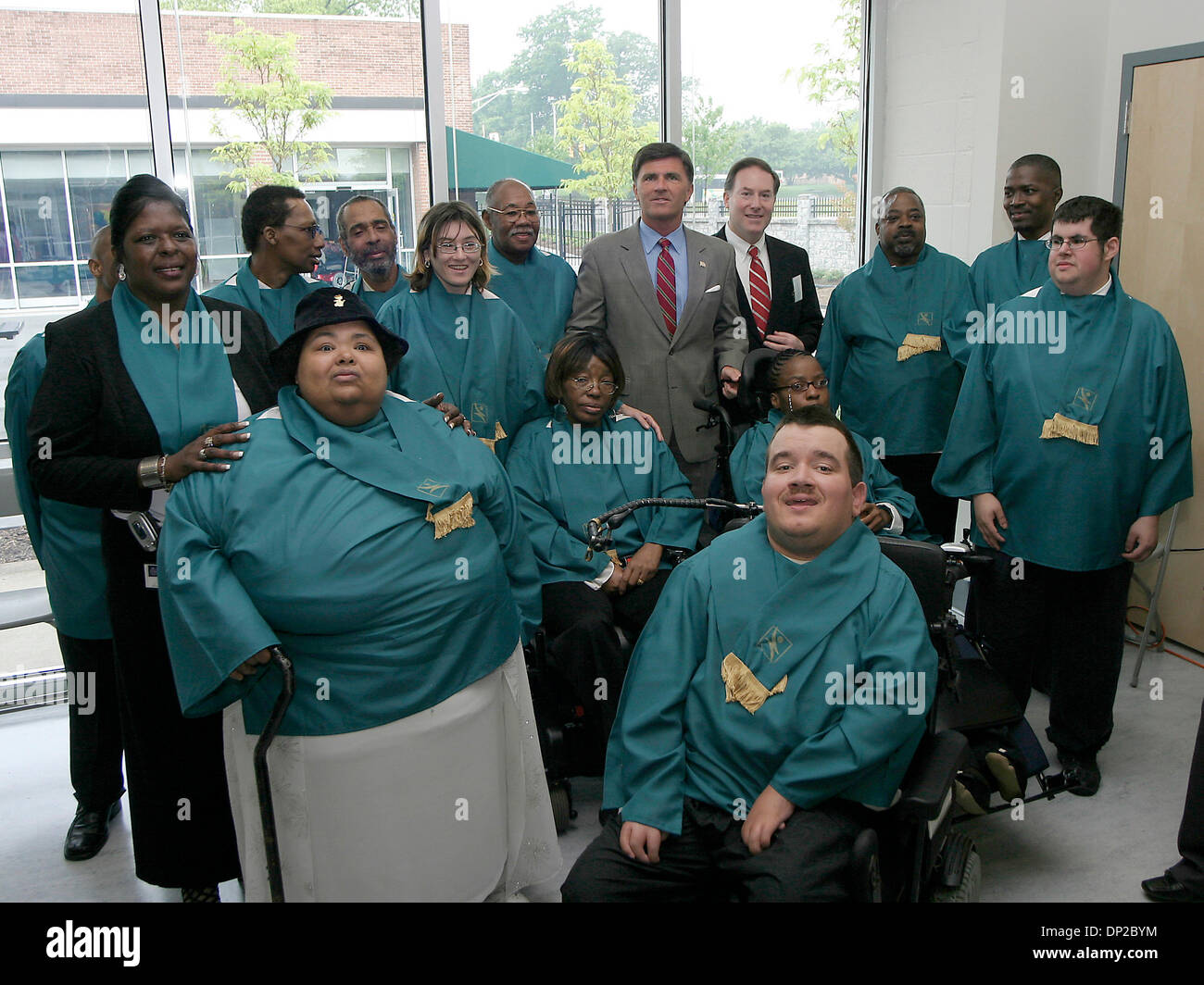 Maggio 26, 2006; Baltimore, MD, Stati Uniti d'America; Maryland il governatore dello Stato ROBERT EHRLICH JR. in posa per una foto con i membri della Lega per le persone con disabilità che ha recentemente rinnovato il suo edificio su Cold Spring Lane. Credito: foto di James Berglie/ZUMA premere. (©) Copyright 2006 da James Berglie Foto Stock