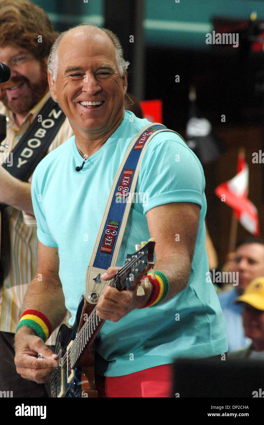 Maggio 26, 2006; New York, NY, STATI UNITI D'AMERICA; musicista Jimmy Buffet performing live in concerto al "oggi" mostra a New York. Credito: Foto di Jeffrey Geller/ZUMA premere. (©) Copyright 2006 da Jeffrey Geller Foto Stock