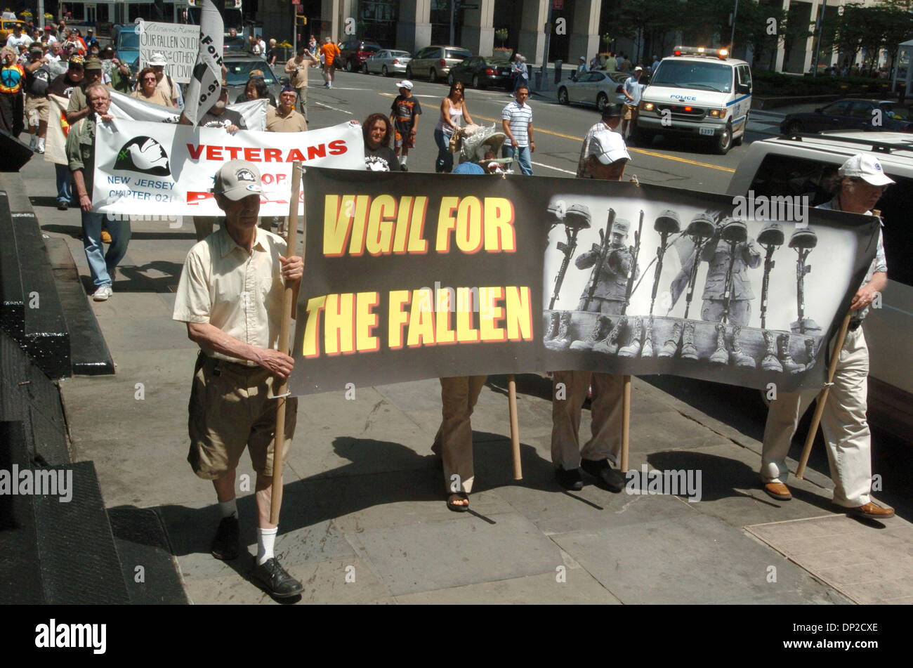 Maggio 28, 2006; Manhattan, NY, STATI UNITI D'AMERICA; i veterani per la pace sponsor annuale di veterani del gruppo commemorativo, ricordando le vittime della guerra con una cerimonia presso il Memoriale dei Veterani del Vietnam in Lower Manhattan e marzo per un fiore gettando cerimonia presso la parete del mare lungo il porto di NY. Credito: Foto di Bryan Smith/ZUMA premere. (©) Copyright 2006 by Bryan Smith Foto Stock