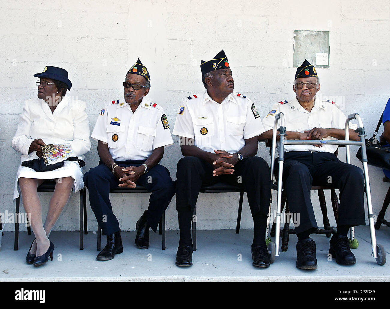 Maggio 28, 2006; Fort Pierce, FL, Stati Uniti d'America; Maria Platt, da sinistra, William B. Scott, Arstell(cq) Mims e William Rolle(cq) godono di ombra prima del Memorial Day Service in onore di soldati provenienti da St. Lucie County a Charles O. Hines American Legion Post 171 Domenica. Credito: Foto di Meghan McCarthy/Palm Beach post/ZUMA premere. (©) Copyright 2006 da Palm Beach post Foto Stock