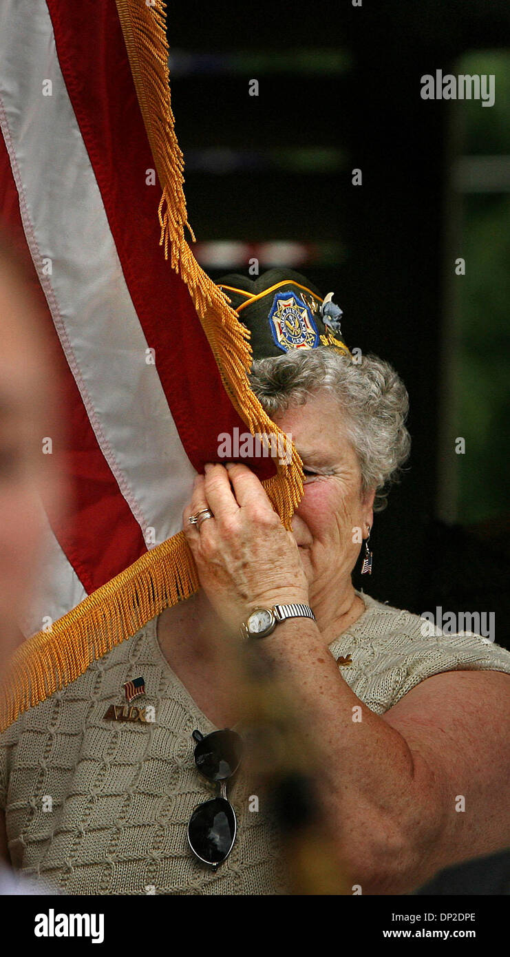 Maggio 29, 2006; Sherburn, MN, Stati Uniti; Kathy Studer, membro del VFW salviette ausiliario uno strappo con la bandiera ha conseguito presso il Memorial Day celebrazione in Sherburn, MN, lunedì 29 maggio, 2006. Il programma presentato dai membri del veterano di guerre straniere Post n. 8261 e Ladies' AUSILIARIO, onorato defunto veterani compresi LCPL Robbie Posivio recentemente scomparso in Iraq. Foto Stock