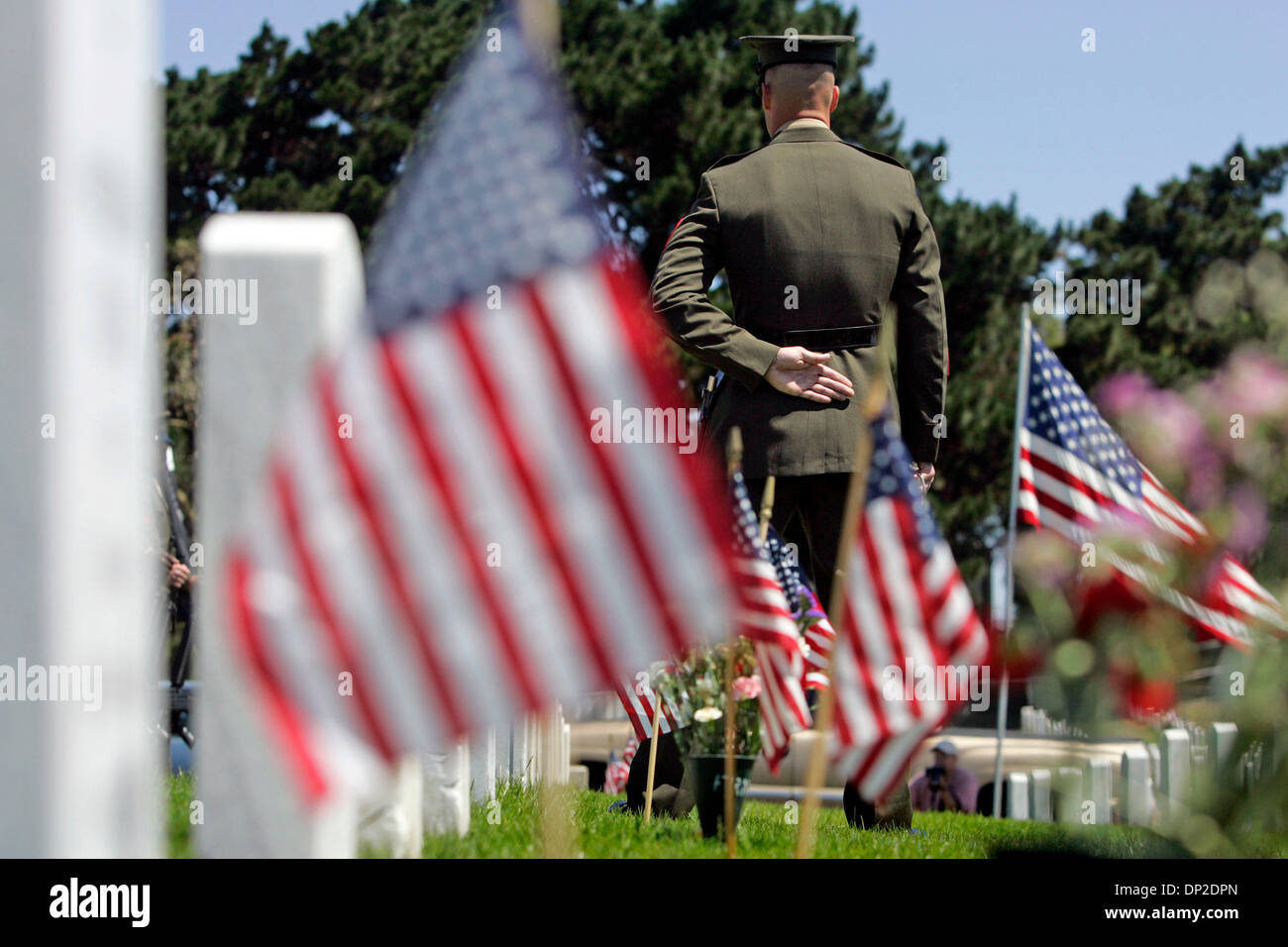 Maggio 29, 2006; San Diego, CA, Stati Uniti d'America; membro dell'U.S. Marine Corps dal Marine Corps reclutare Depot si erge a parade riposo a Veterans Memorial Day Comitato annuale 106ª memoriale di servizio e il Giorno del Ricordo a Ft. Rosecrans Cimitero Nazionale di lunedì mattina, Memorial Day. Credito: Foto di Nadia Borowski Scott/SDU-T/ZUMA premere. (©) Copyright 2006 by SDU-T Foto Stock