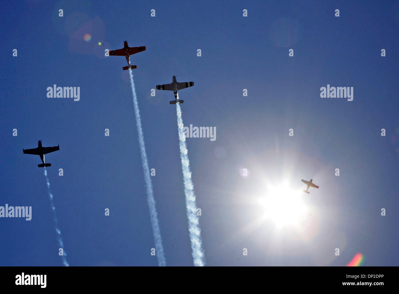 Maggio 29, 2006; San Diego, CA, Stati Uniti d'America; aeromobili fly overhead in uomo mancante formazione durante il Memoriale dei Veterani Comitato giorno 106ª annuale Servizio Memorial e il Giorno del Ricordo a Ft. Rosecrans Cimitero Nazionale di lunedì mattina, Memorial Day. Credito: Foto di Nadia Borowski Scott/SDU-T/ZUMA premere. (©) Copyright 2006 by SDU-T Foto Stock