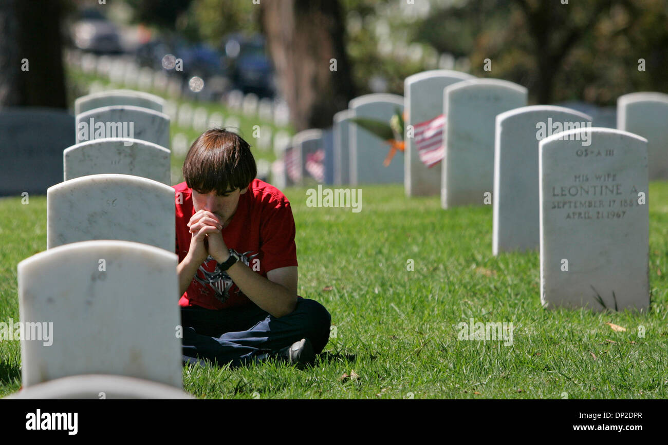 Maggio 29, 2006; San Diego, CA, Stati Uniti d'America; David Hale, 14 anni di San Marcos, ascolta tranquillamente a pochi passi durante un memoriale di servizio presso il Memoriale dei Veterani Comitato giorno 106ª annuale Servizio Memorial e il Giorno del Ricordo a Ft. Rosecrans Cimitero Nazionale di lunedì mattina, Memorial Day. Credito: Foto di Nadia Borowski Scott/SDU-T/ZUMA premere. (©) Copyright 2006 by SDU-T Foto Stock