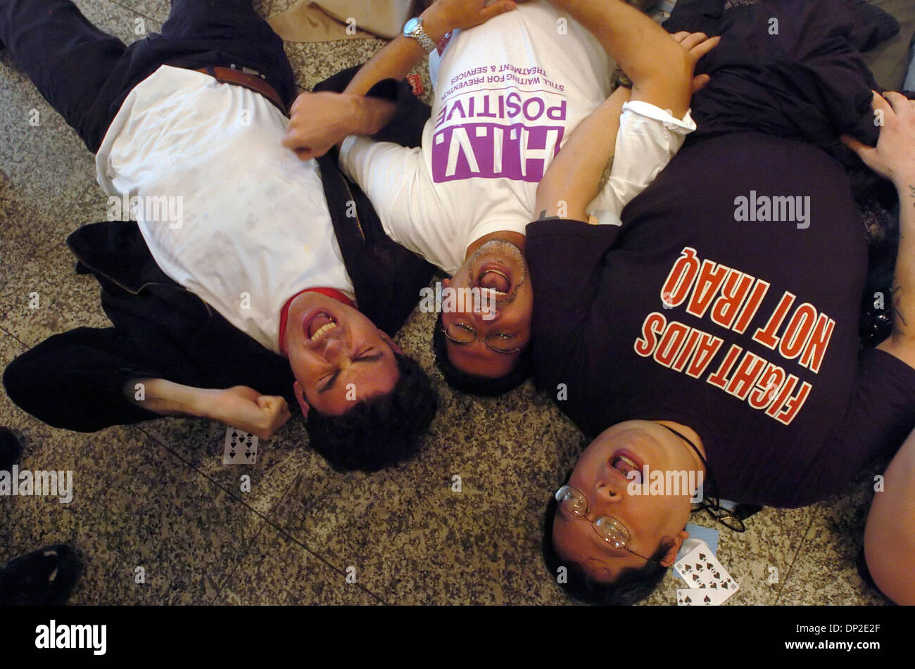 Maggio 31, 2006; Manhattan, NY, STATI UNITI D'AMERICA; attivisti AIDS compresi Ben Pastore (L), Jose Cruz (C) e Eddie Fukui (R) giacciono sul piano della lobby dell'U.S. Missione per l'U.N. AIDS attivisti da opere di alloggiamento, ACT UP/New York e lo studente Global AIDS Campaign rally nella hall degli uffici delle Nazioni Unite Ambasciatore John Bolton presso l'U.S. La missione delle Nazioni Unite. Gli attivisti, Foto Stock