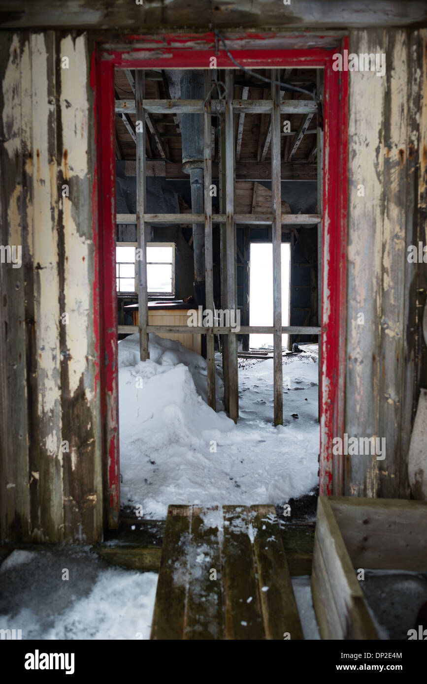 Antartide - Guardare all'interno di un edificio abbandonato di quello che una volta era una stazione baleniera a Whalers Bay, isola Deception. Isola Deception, a sud le isole Shetland, è una caldera di un vulcano ed è composta di roccia vulcanica. Foto Stock