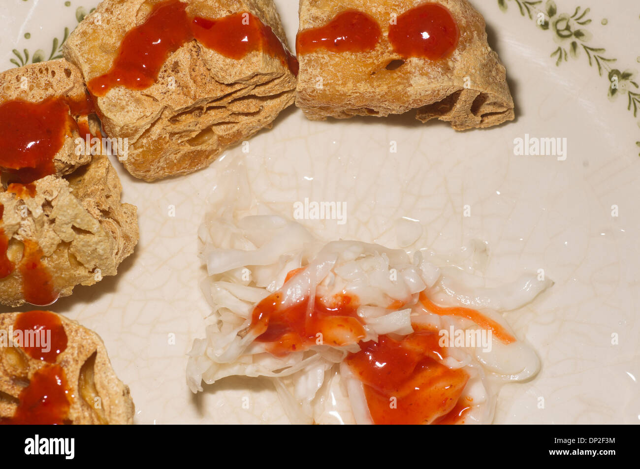 Stinky tofu insalata e coperto di salsa chili con piastra Foto Stock