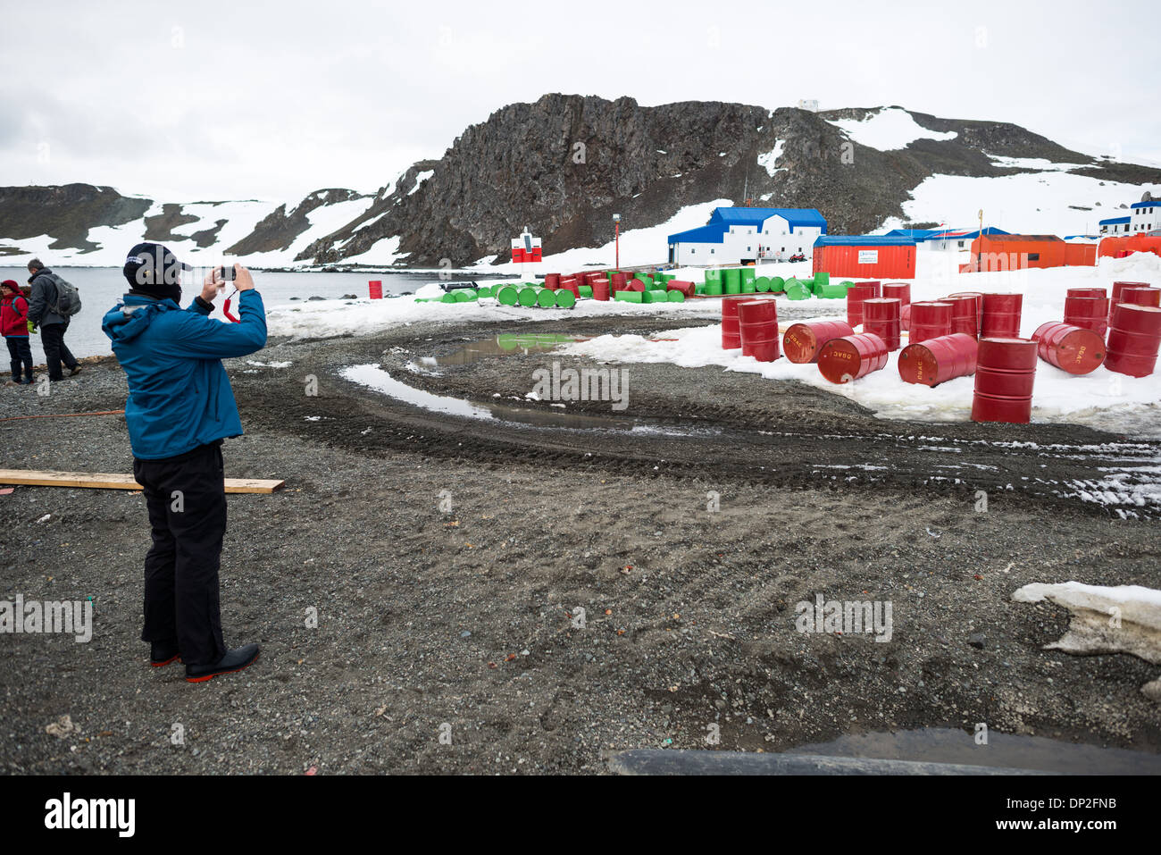 Antartide - turisti in arrivo alla base Presidente Eduardo Frei Montalva su King George Island in Antartide. La base è la più importante del Cile antartico della ricerca scientifica basi e dispone anche di una pista che è disponibile a turistica voli charter. Foto Stock