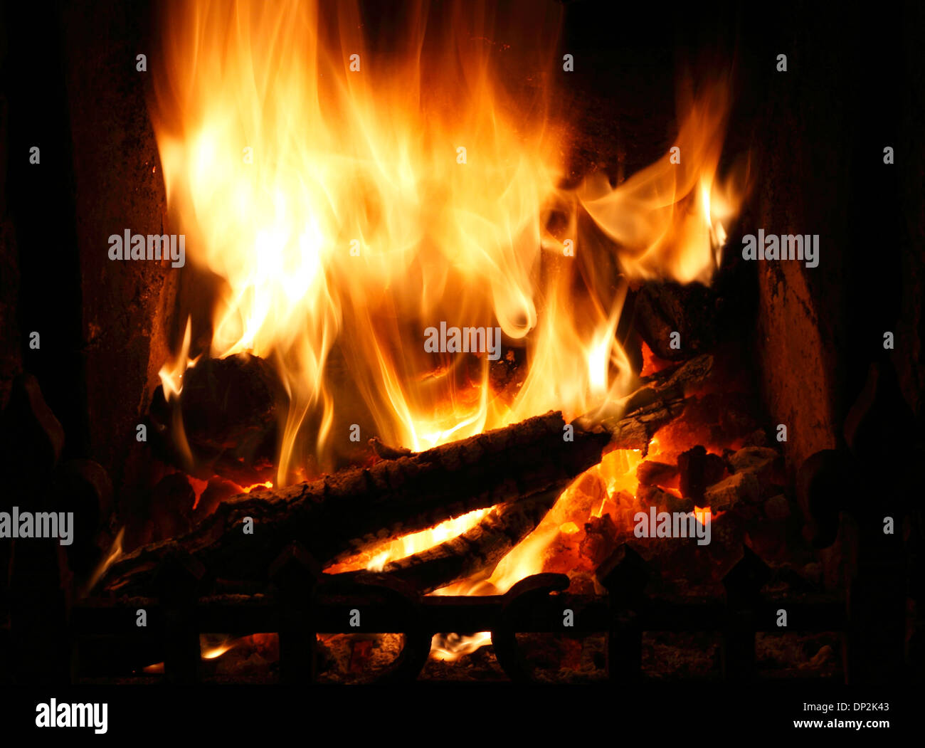 Il fuoco nel focolare domestico, il calore delle fiamme di fiamma riscaldamento fireside calore griglia fuochi bruciando carbone di legno home incendi Foto Stock