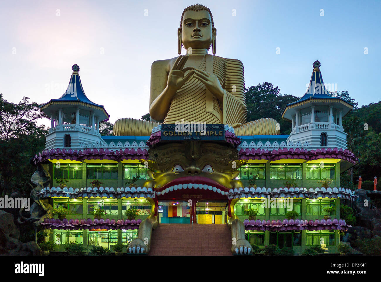 Asia Sri Lanka, Dambulla, la grande statua del Buddha all'ingresso del tempio d'Oro Foto Stock